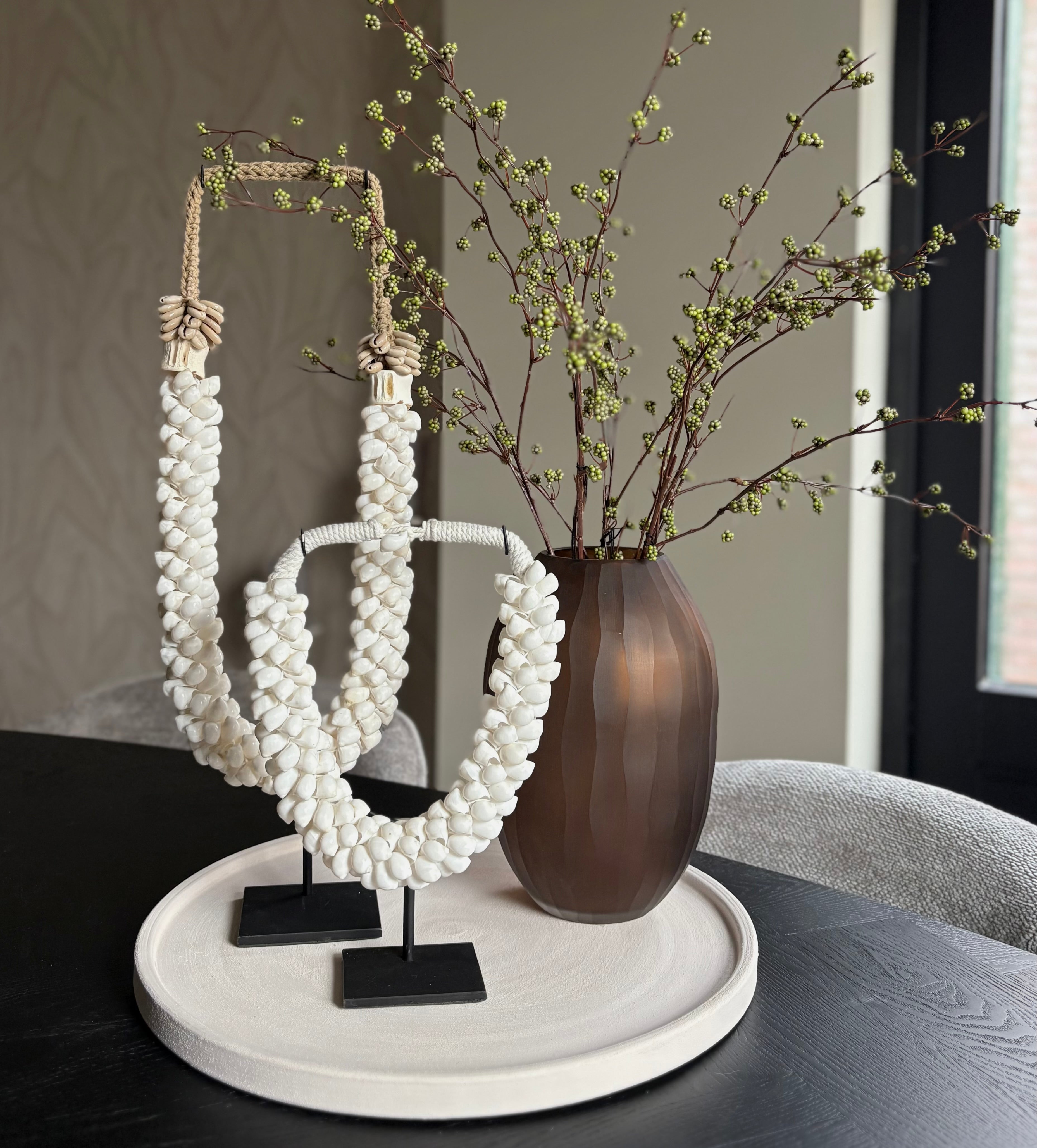 Schelpenkettingen op standaard