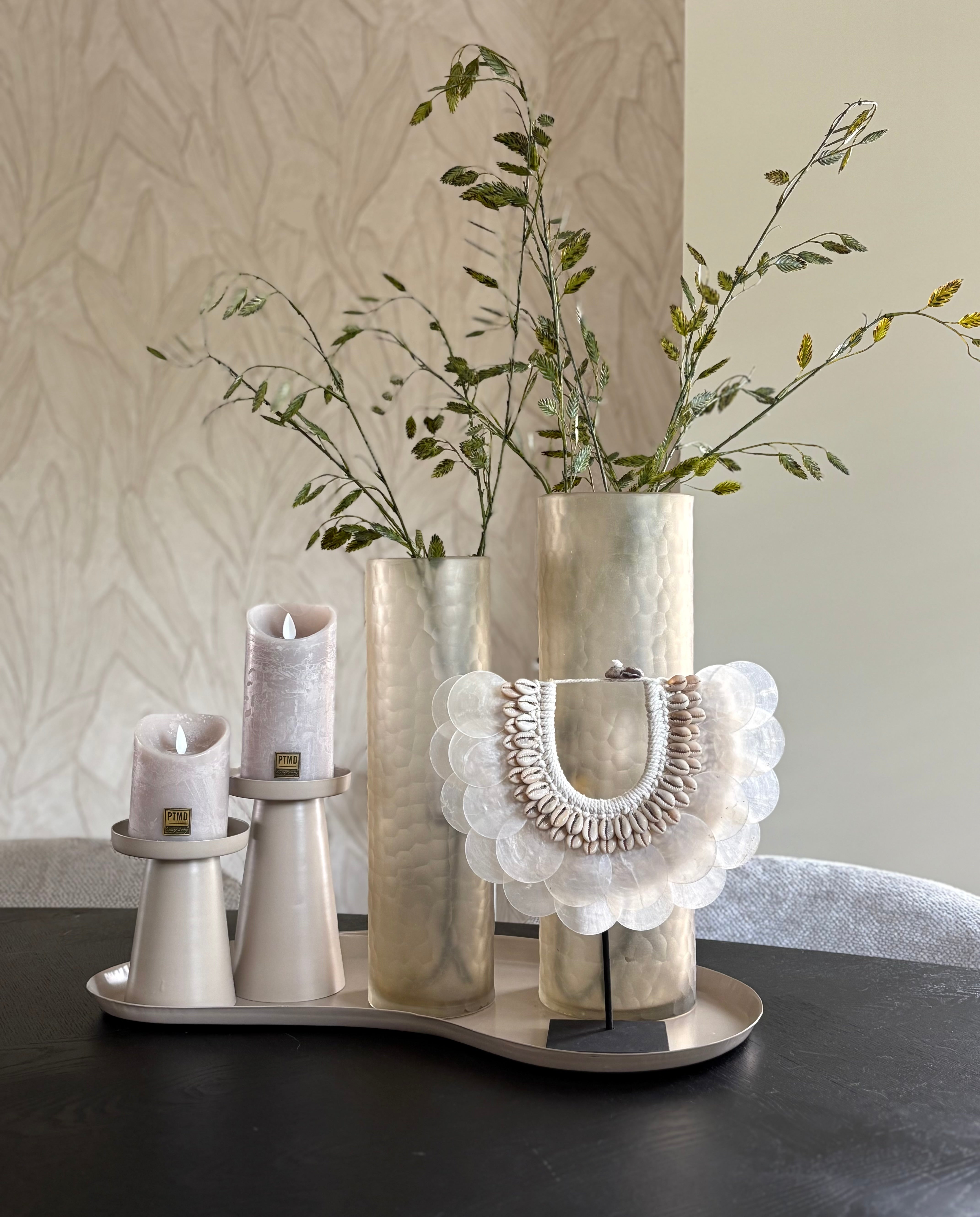 Schelpenkettingen op standaard