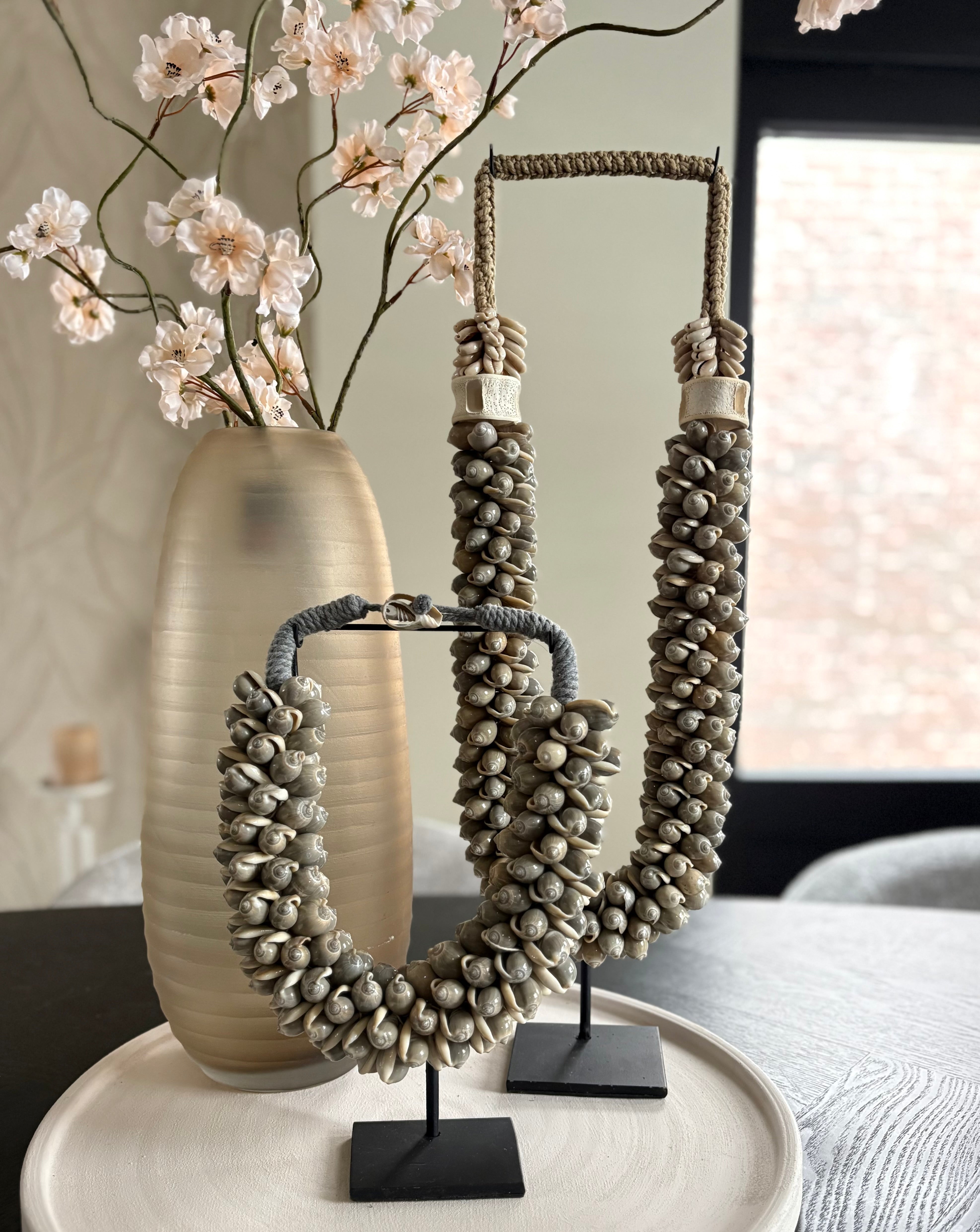 Schelpenketting op standaard taupe