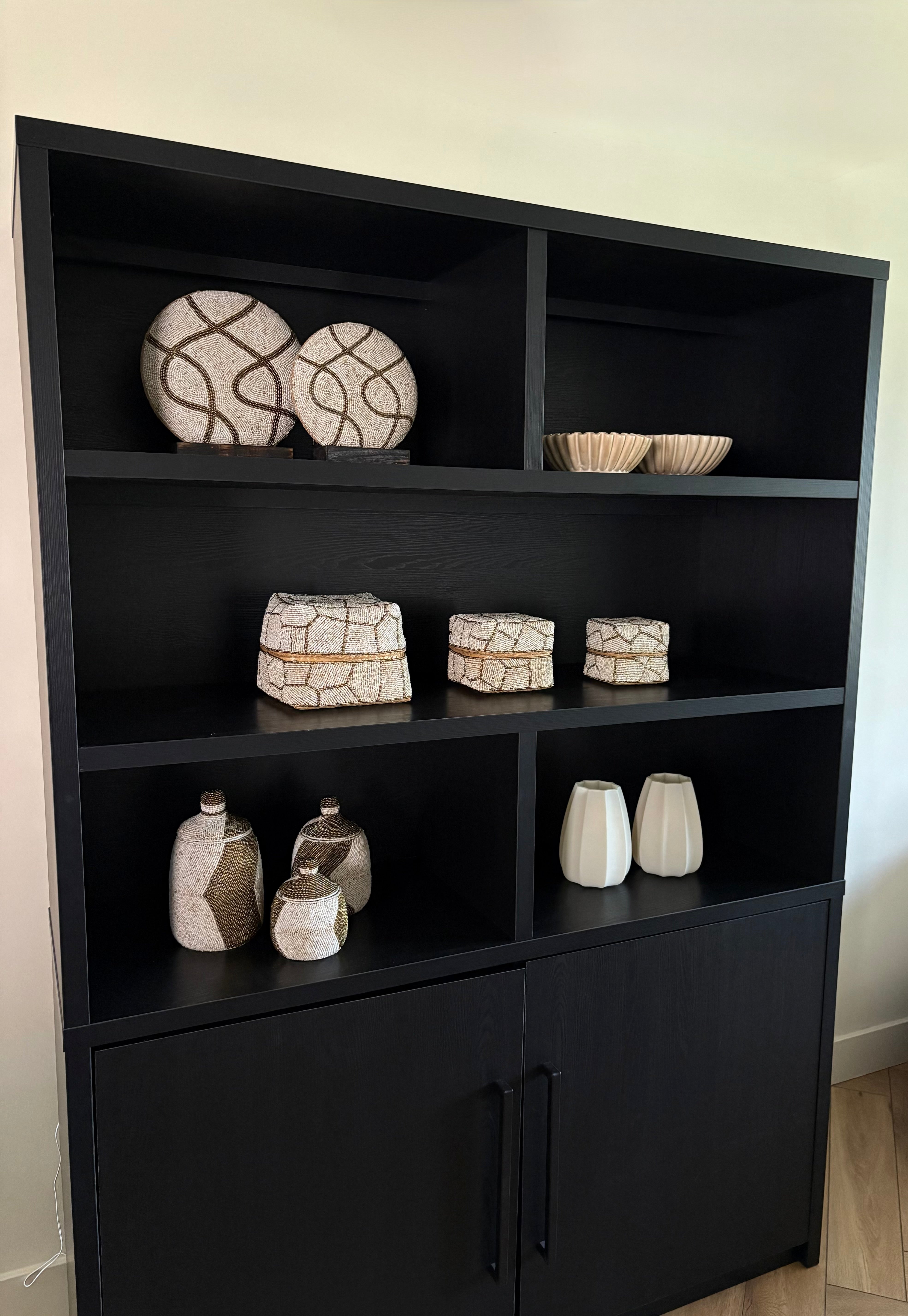 Kralenornamenten | Set van twee | Vakkenkastdecoratie | Beige goud