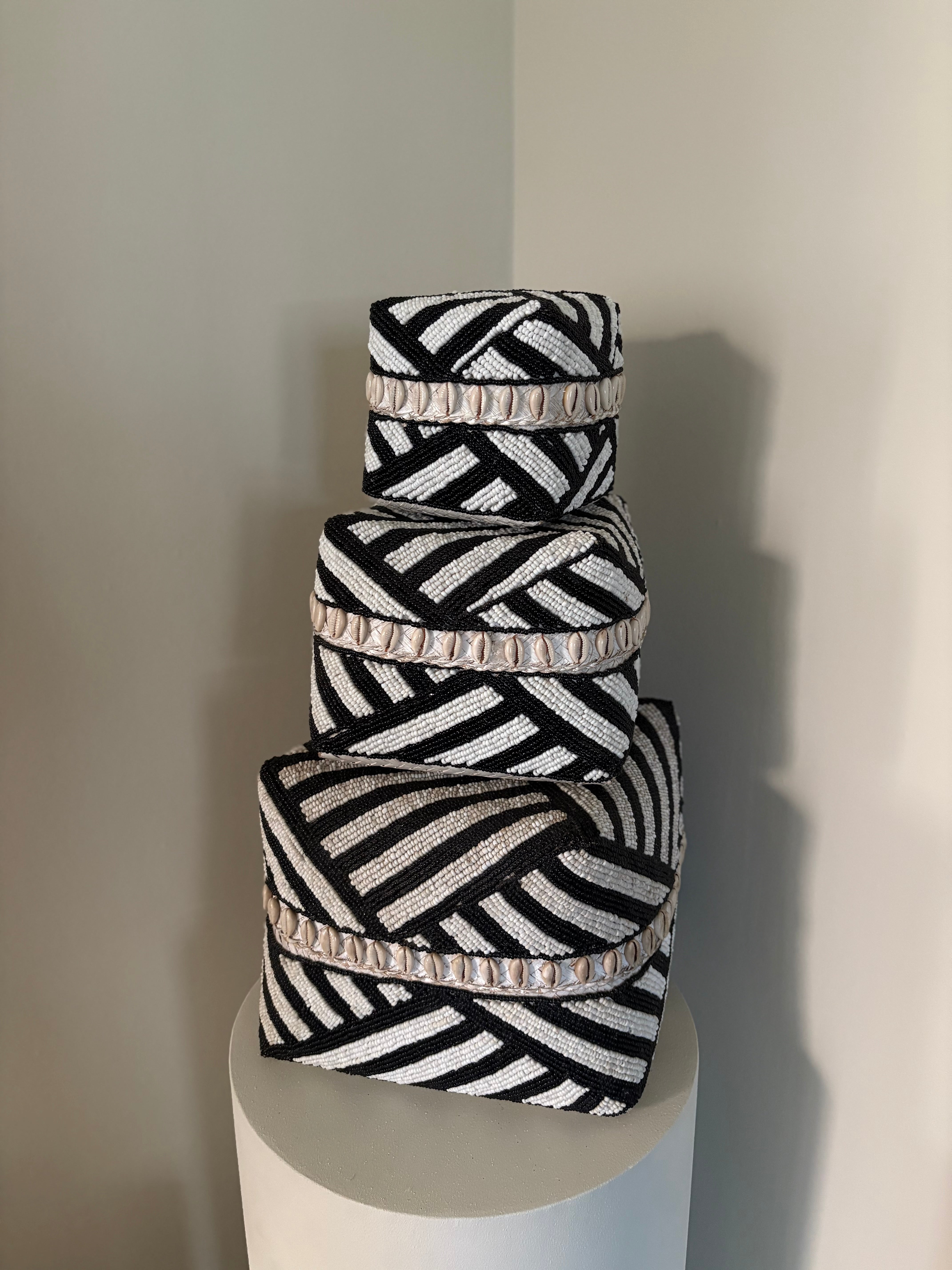 Offermand Jill | Zwart/ wit met schelpen | Handgemaakt