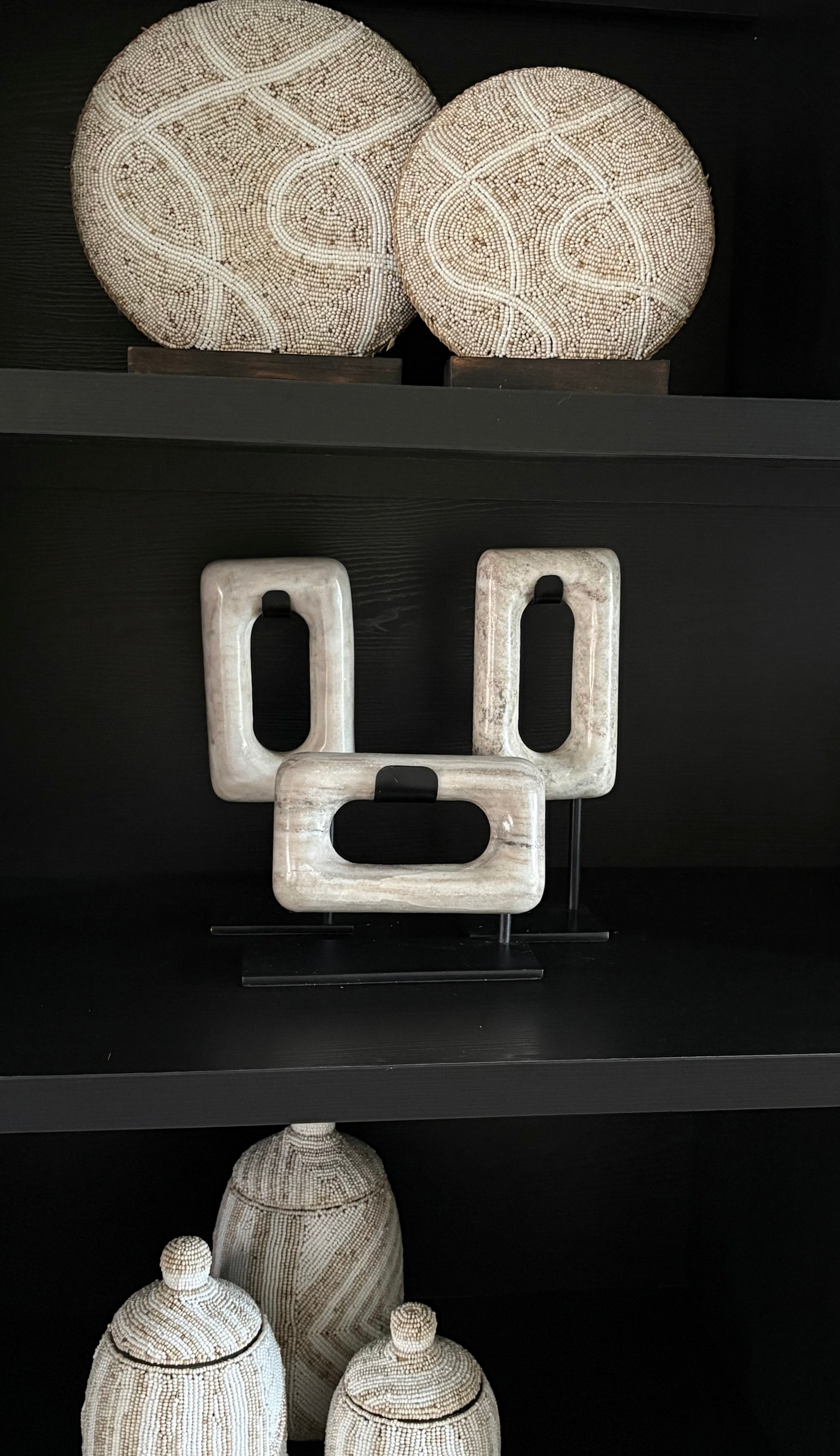 Marmeren ornamenten op voet