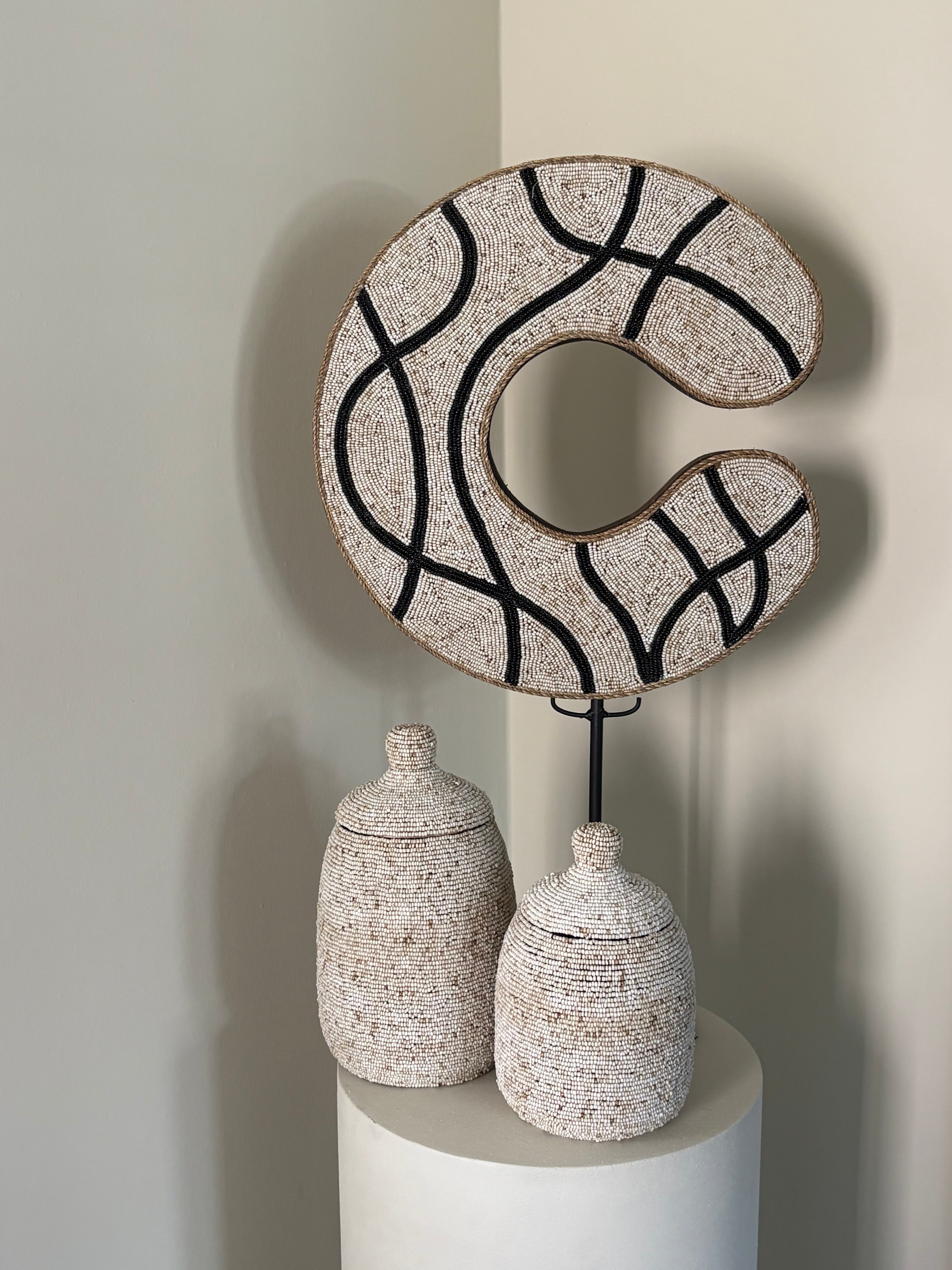 Kralenschild op standaard | Beige zwart | Handgemaakt