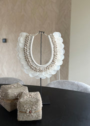 Schelpenornament op standaard Capiz| Schelpenkraag op standaard | Schelpendecoratie | Boho