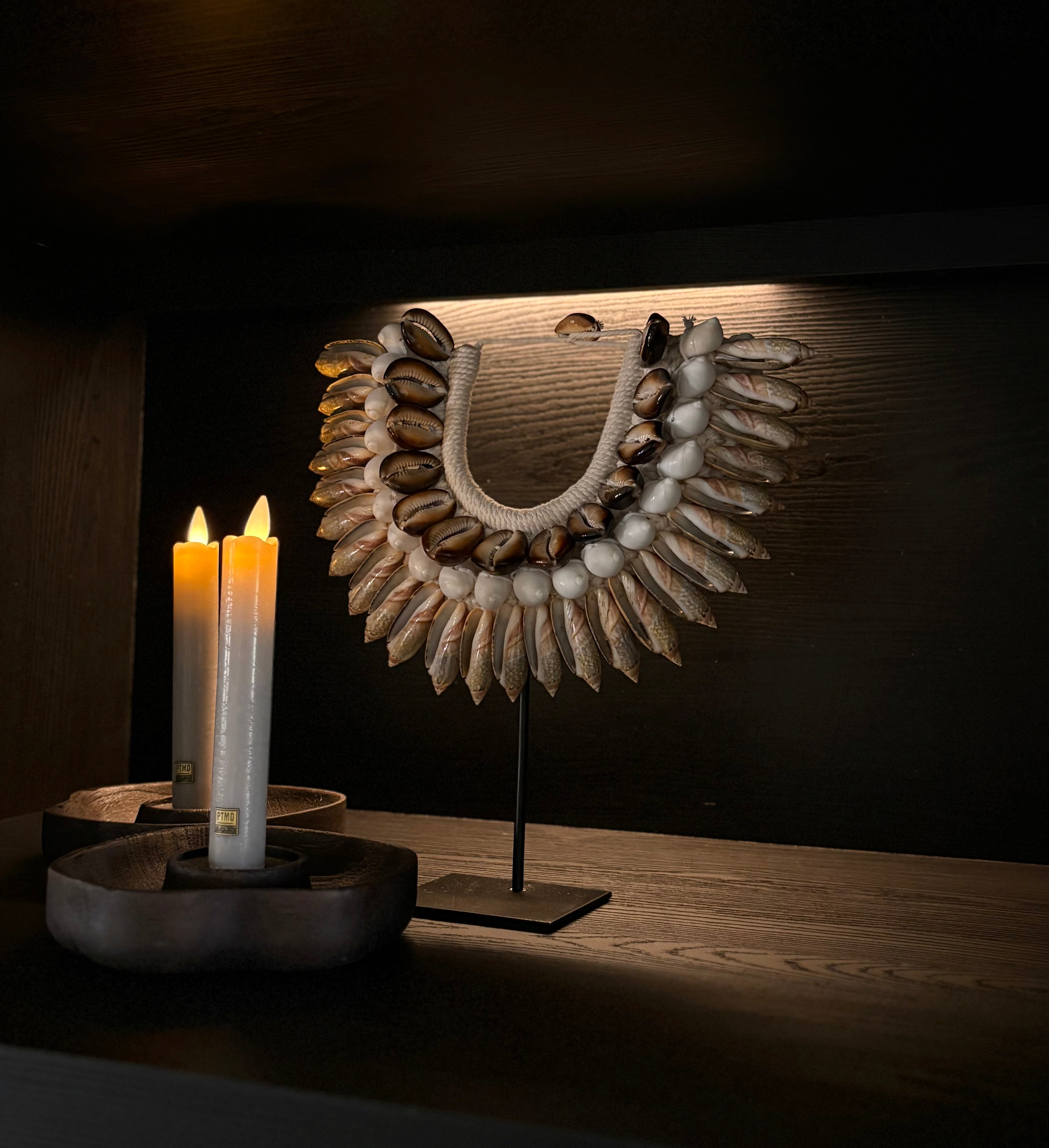 Schelpenkraag op standaard Sumba | Vakkenkastdecoratie