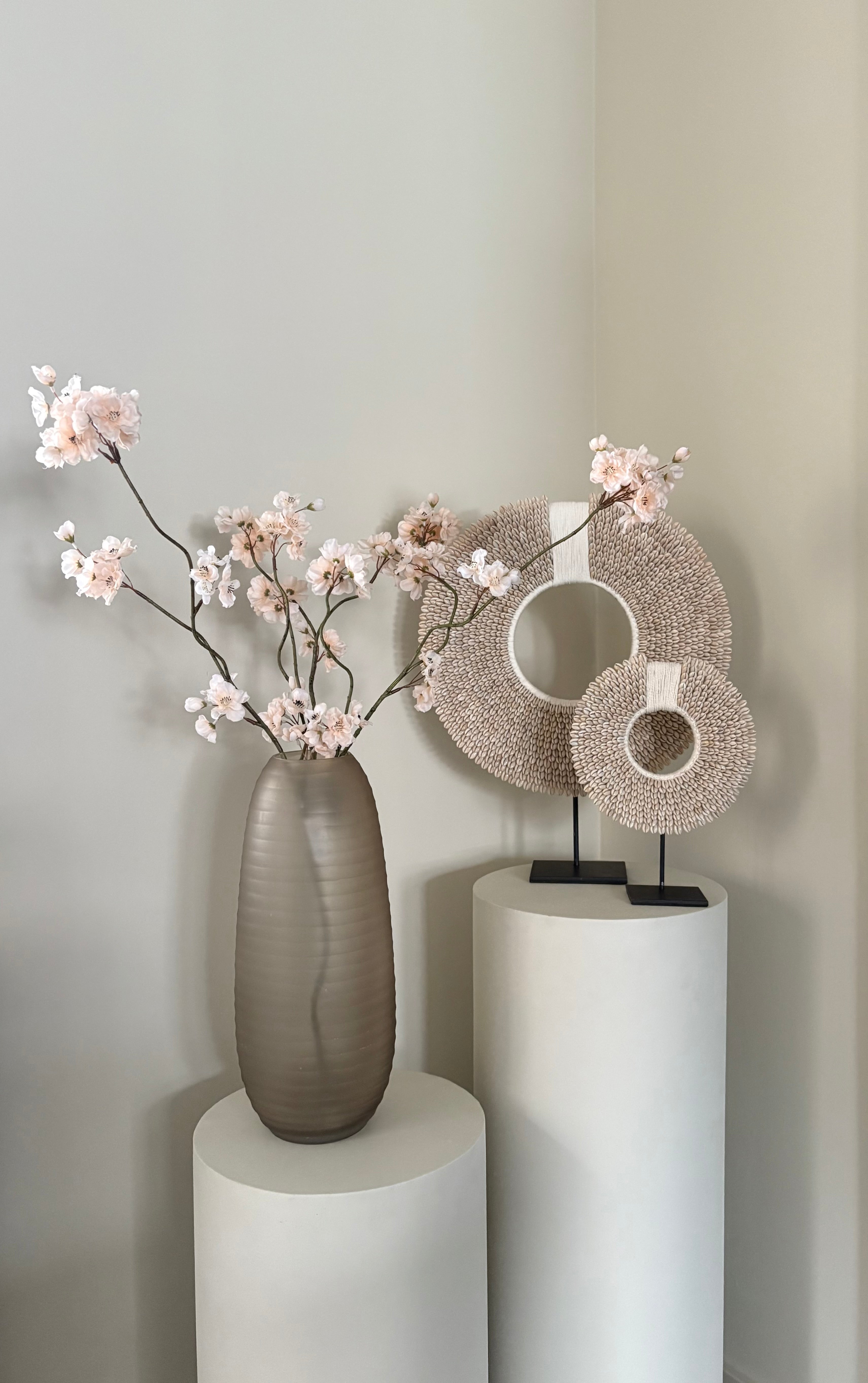 Schelpenketting op standaard XXL | Kauri schelpen | Schelpenornament beige