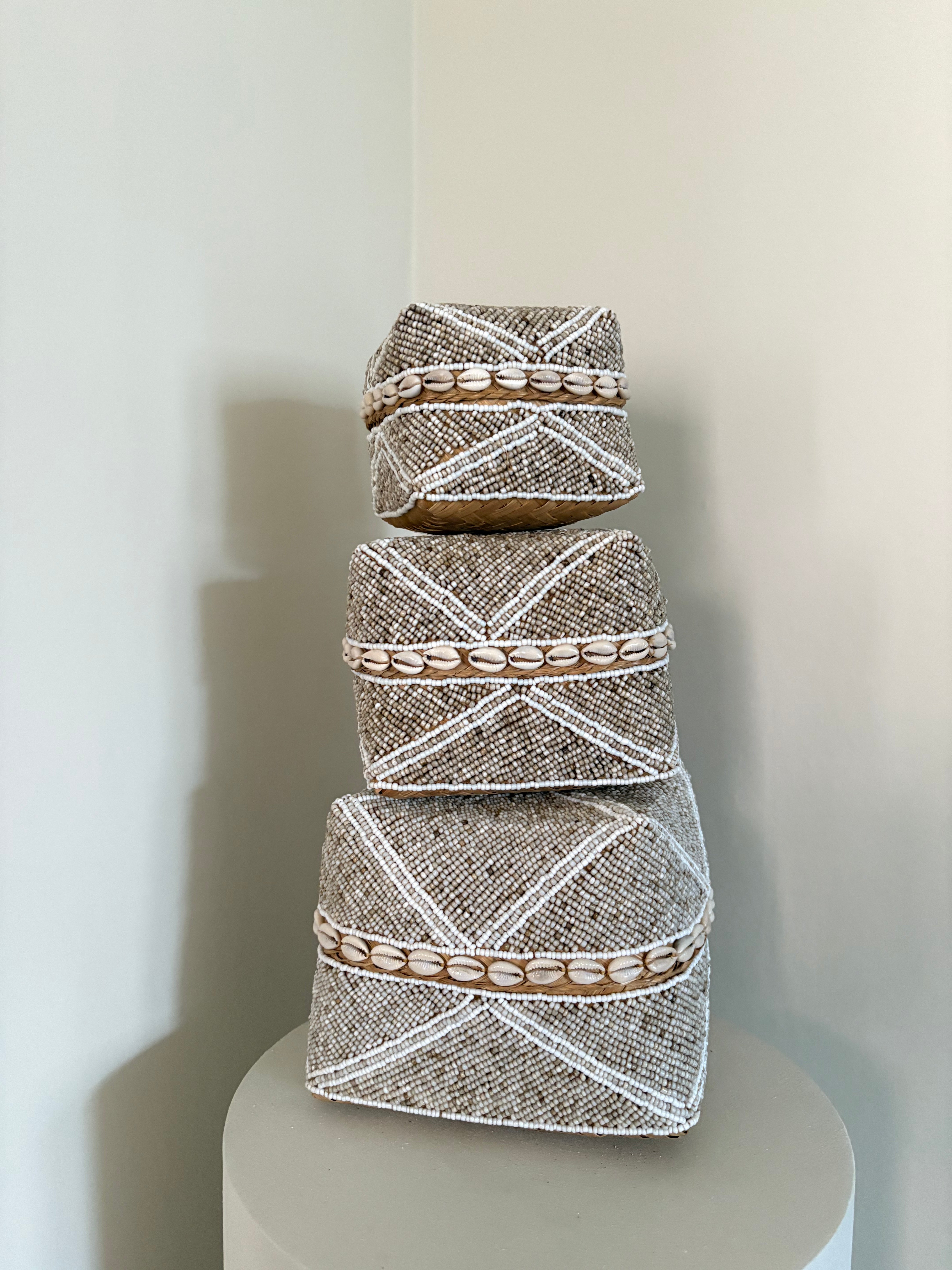 Offermand Suus | Offermand beige/ kauri schelpen | Handgemaakt