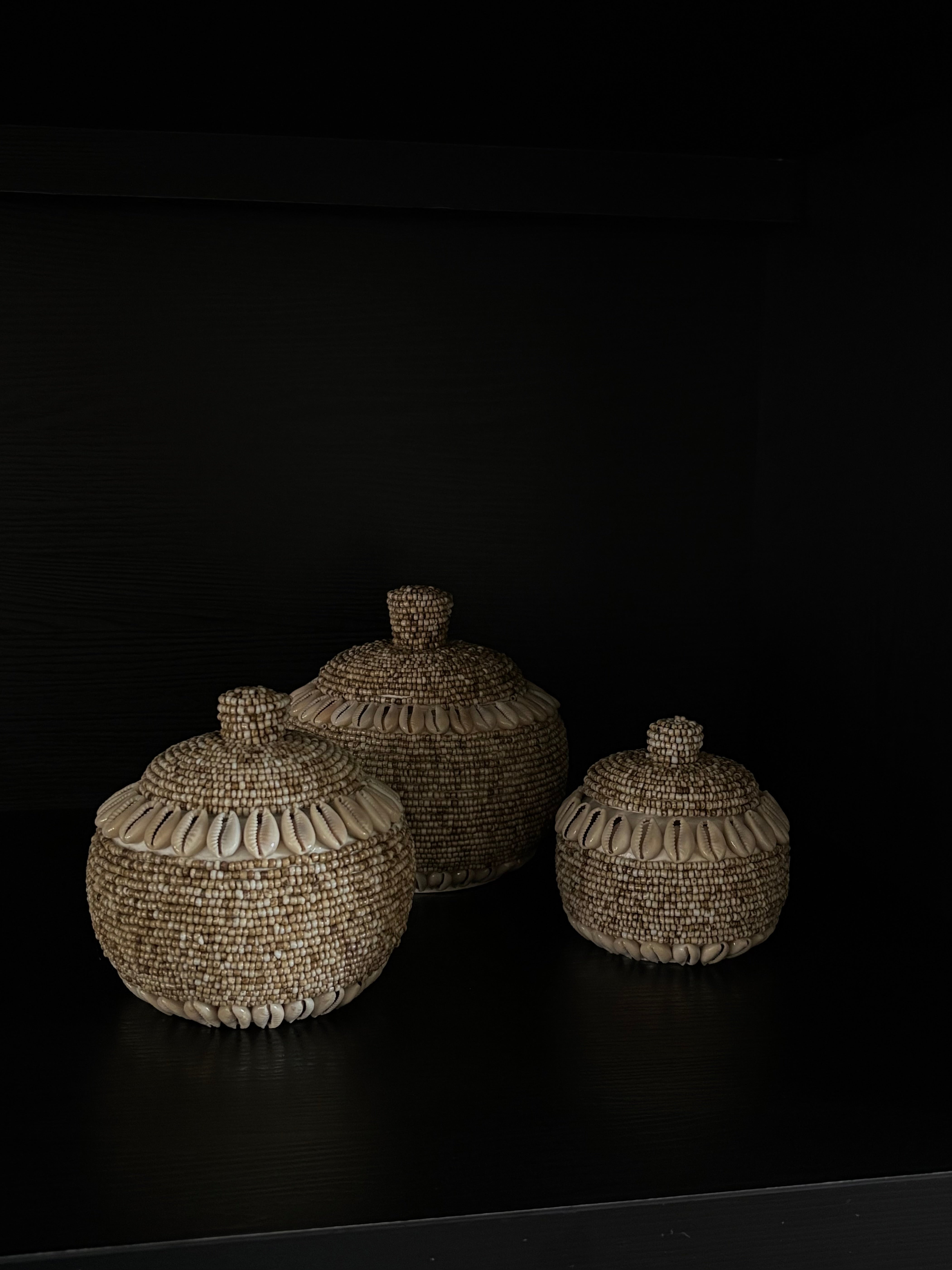 Kralenpot beige | Kauri schelpen | Kralenmanden set | Vakkenkast decoratie