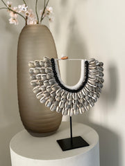 Schelpenkraag op standaard Biak | Handgemaakt | Vakkenkastdecoratie