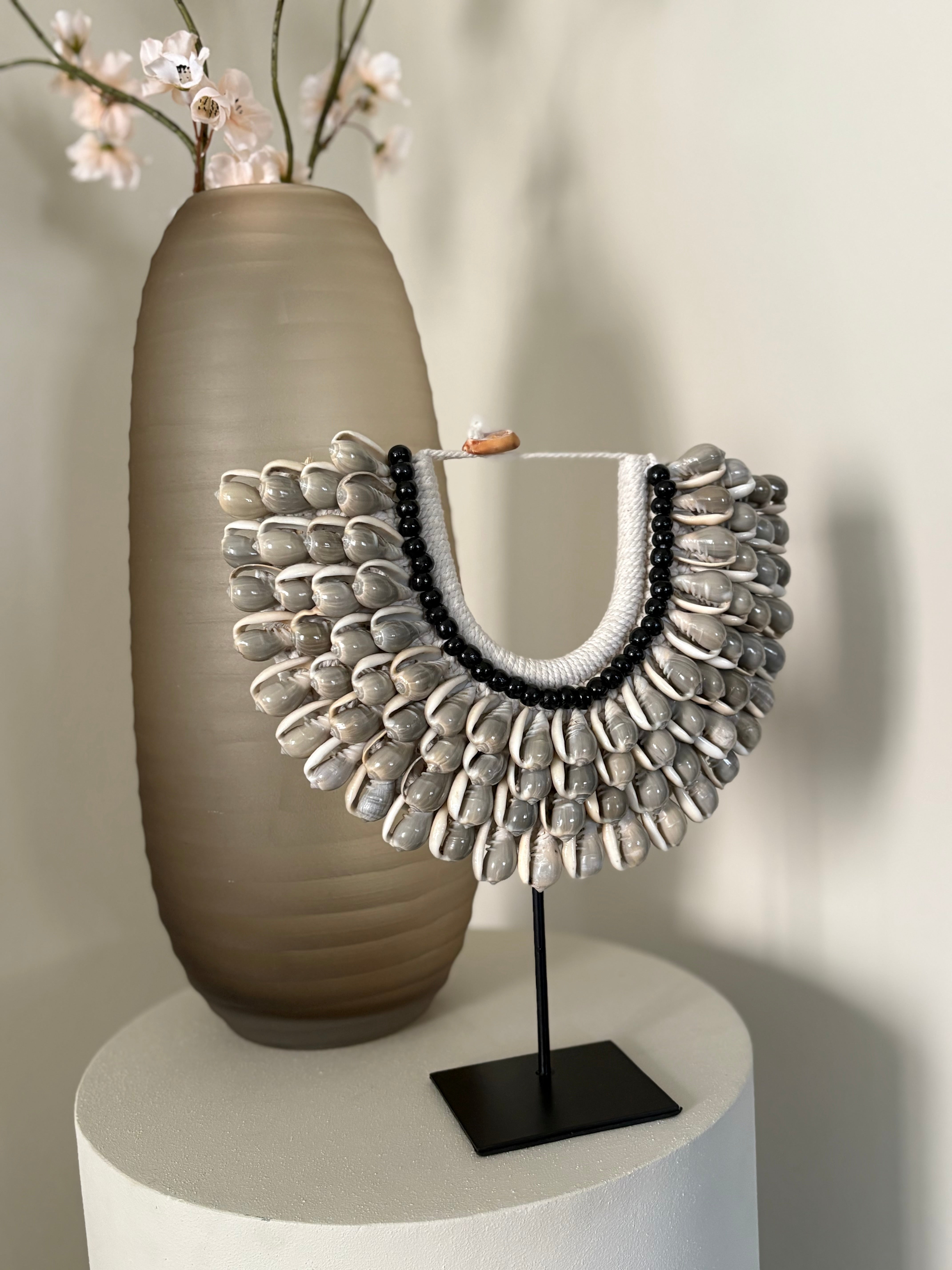 Schelpenkraag op standaard Biak | Handgemaakt | Vakkenkastdecoratie