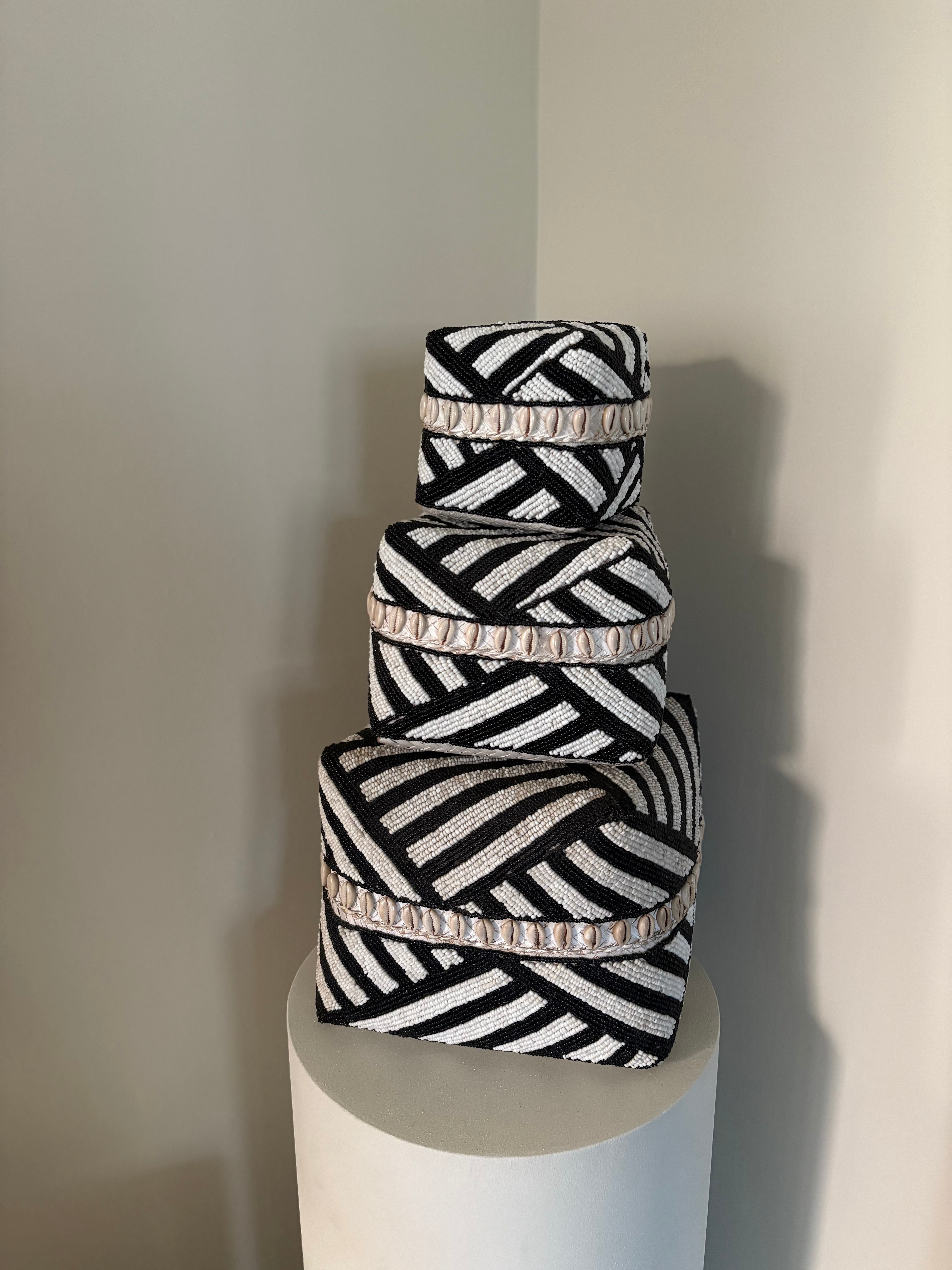 Offermand Jill | Zwart/ wit met schelpen | Handgemaakt