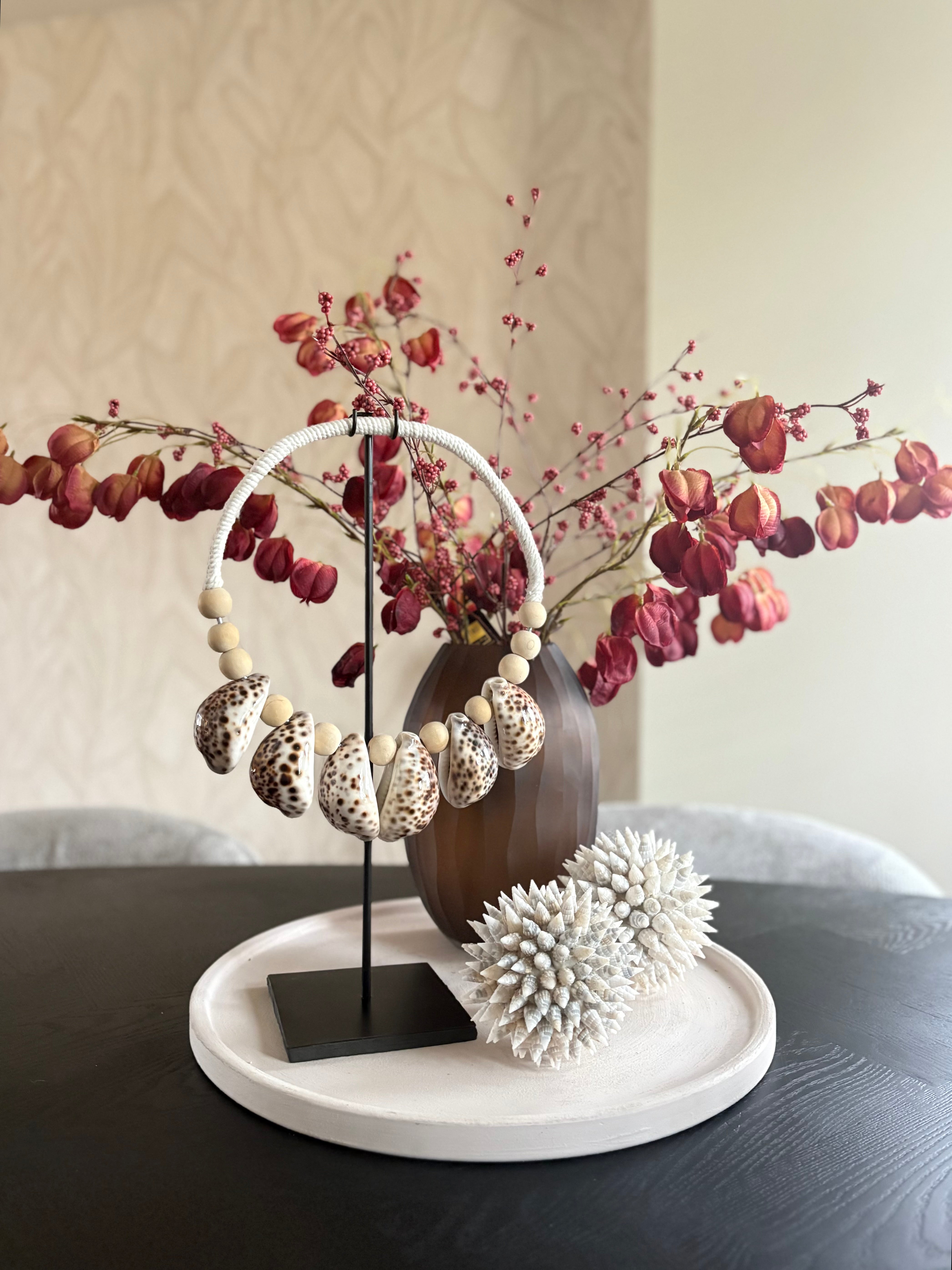 Schelpenketting tijger | Schelpenketting op standaard | Handgemaakt | Japandi | Boho