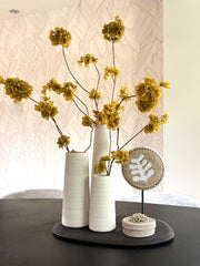 Kralenschild op standaard | Blad beige | Japandi