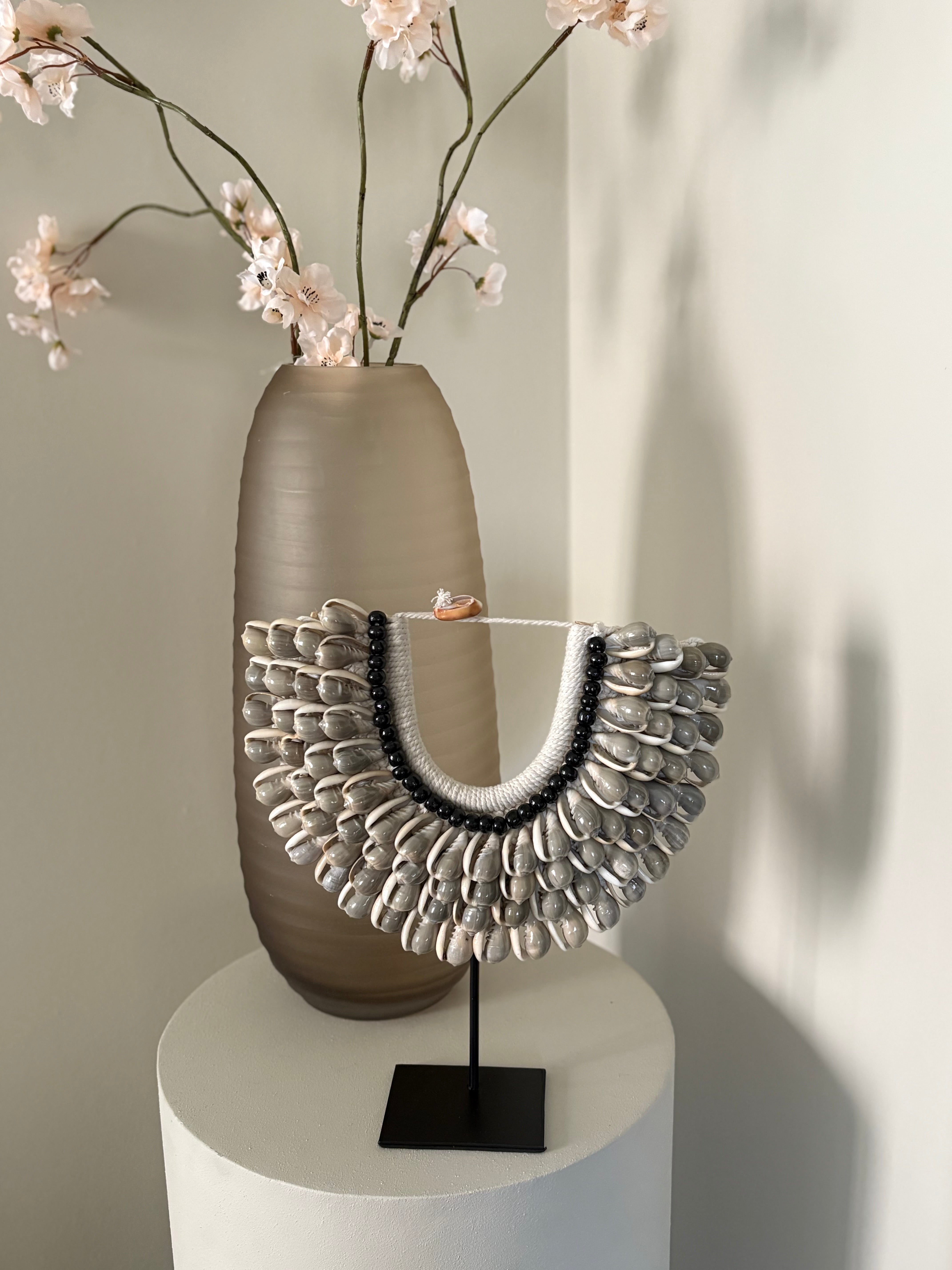 Schelpenkraag op standaard Biak | Handgemaakt | Vakkenkastdecoratie