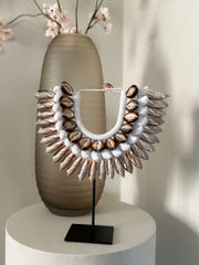 Schelpenkraag op standaard Sumba | Vakkenkastdecoratie