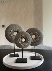 Schelpen donut op standaard | Schelpendecoratie | Boho | Japandi | Handgemaakt