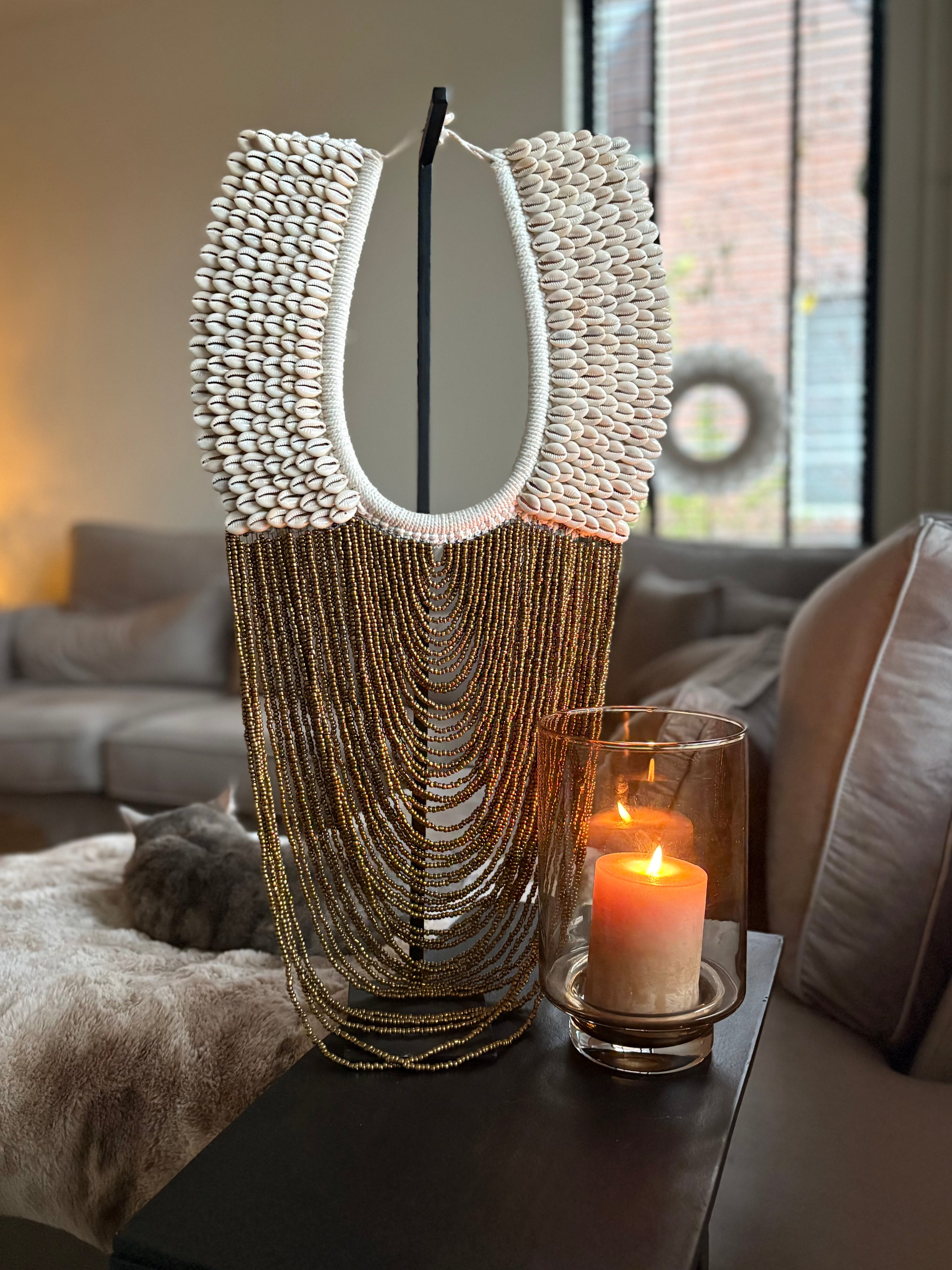 Schelpenketting op standaard taupe | Schelpenketting Mia | Extra hoog