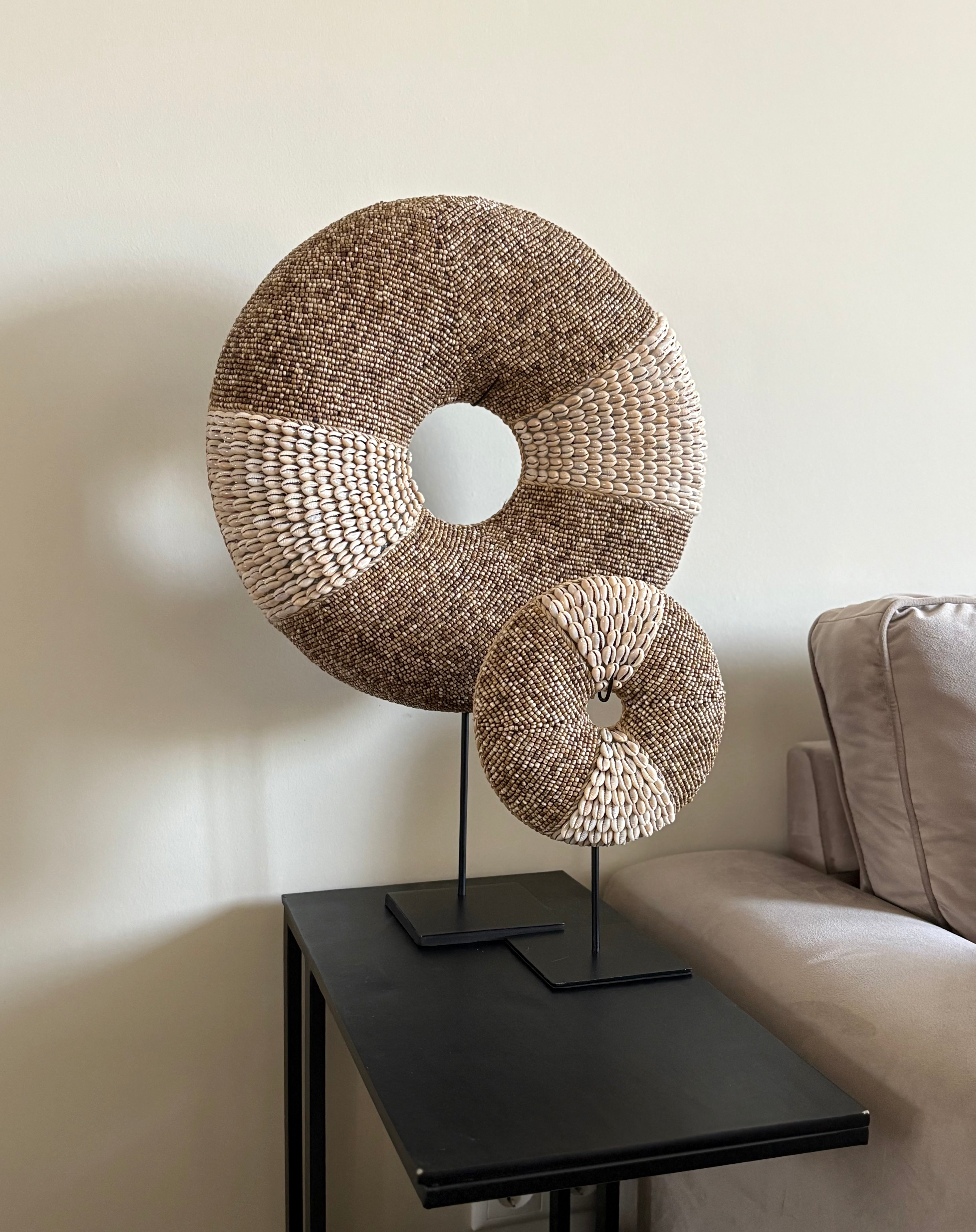 Schelpenornament Tayu op standaard | Handgemaakt