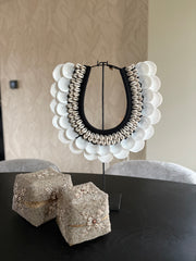 Papua schelpenkraag op standaard | Schelpendecoratie| Schelpenketting zwart wit