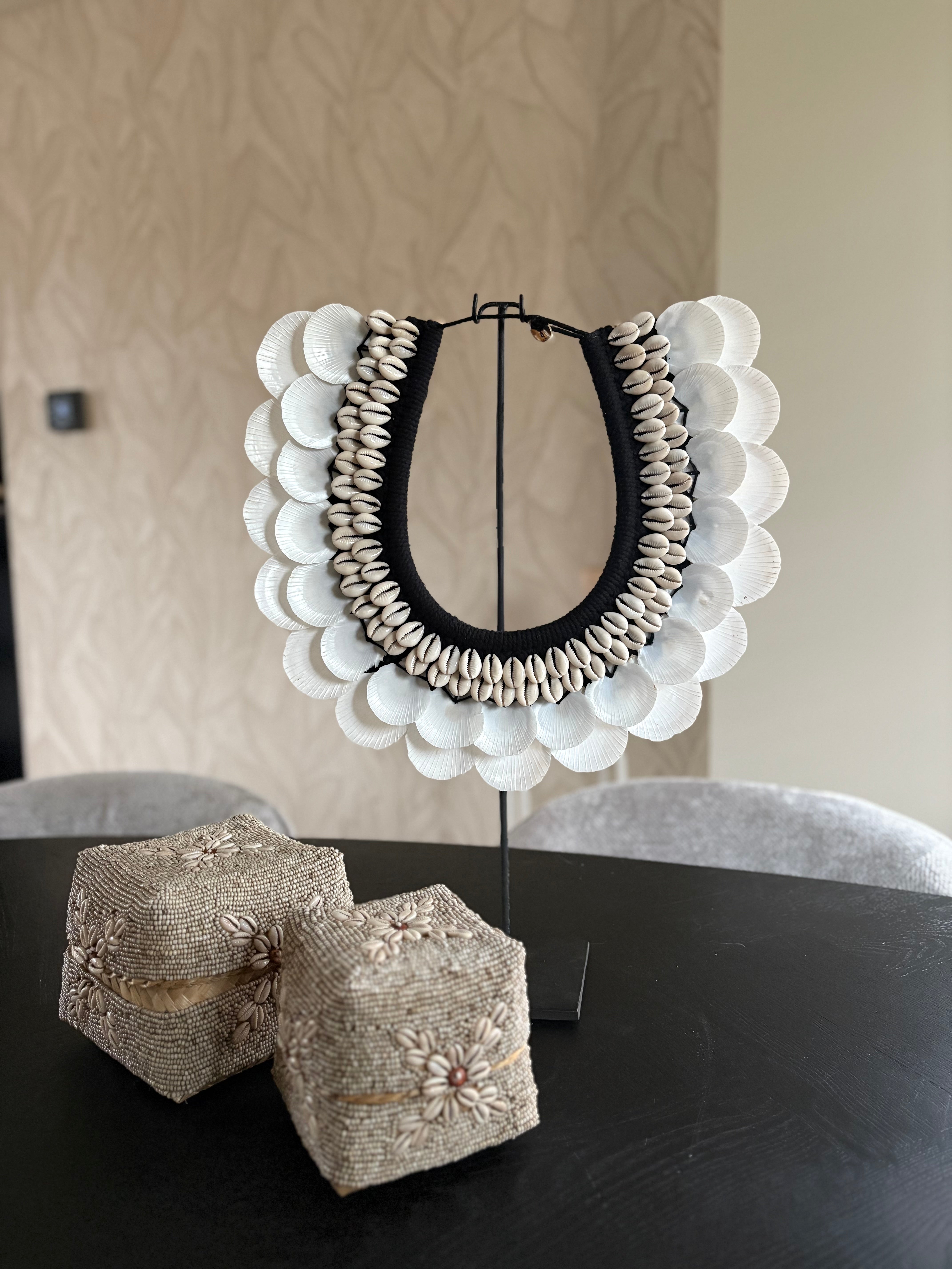 Papua schelpenkraag op standaard | Schelpendecoratie| Schelpenketting zwart wit