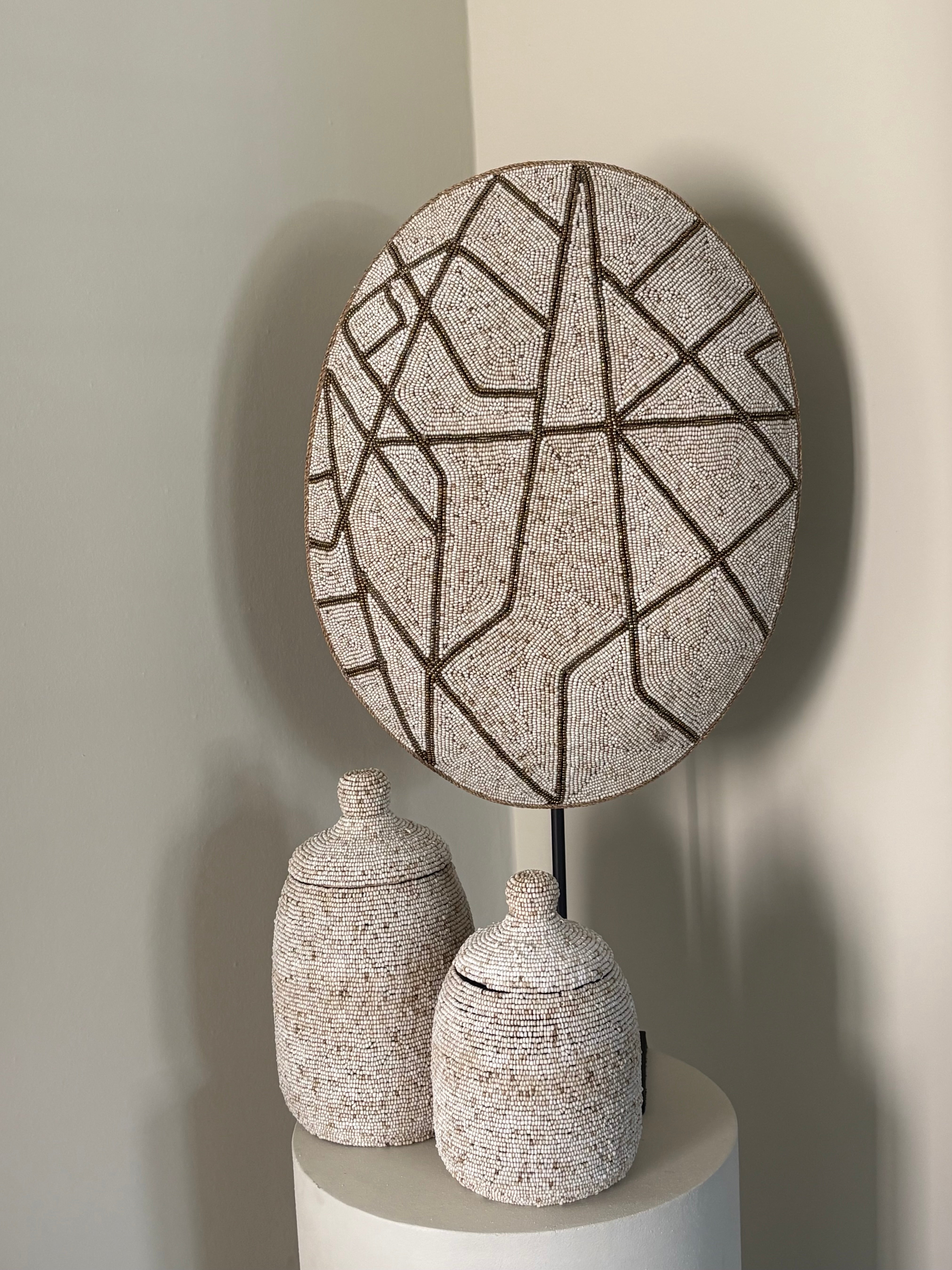 Kralenschild | Vensterbank decoratie | Kralenornament | Handgemaakt | Beige goud