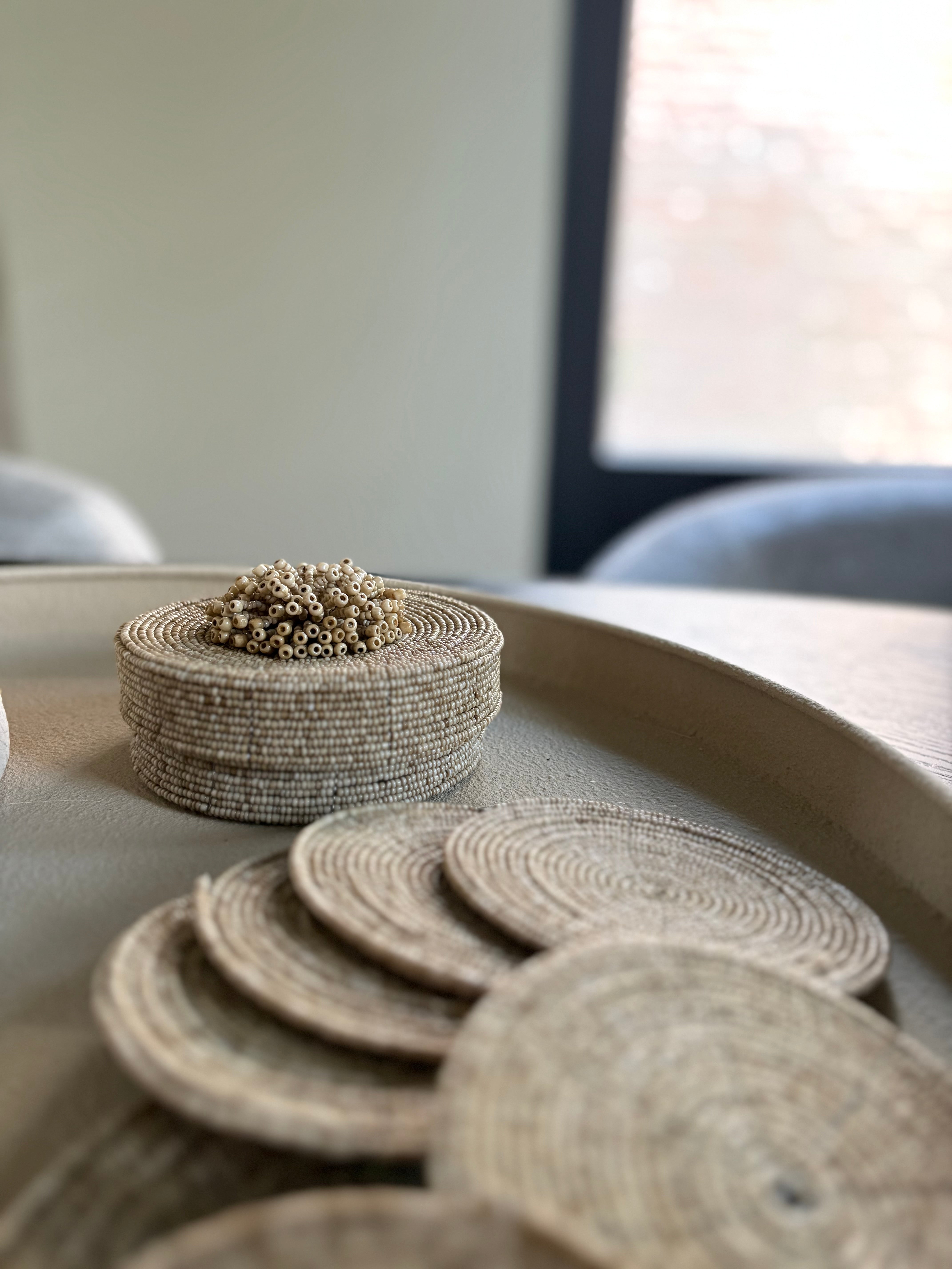 Kralenonderzetters met opbergmandje | Taupe | 10 stuks onderzetters