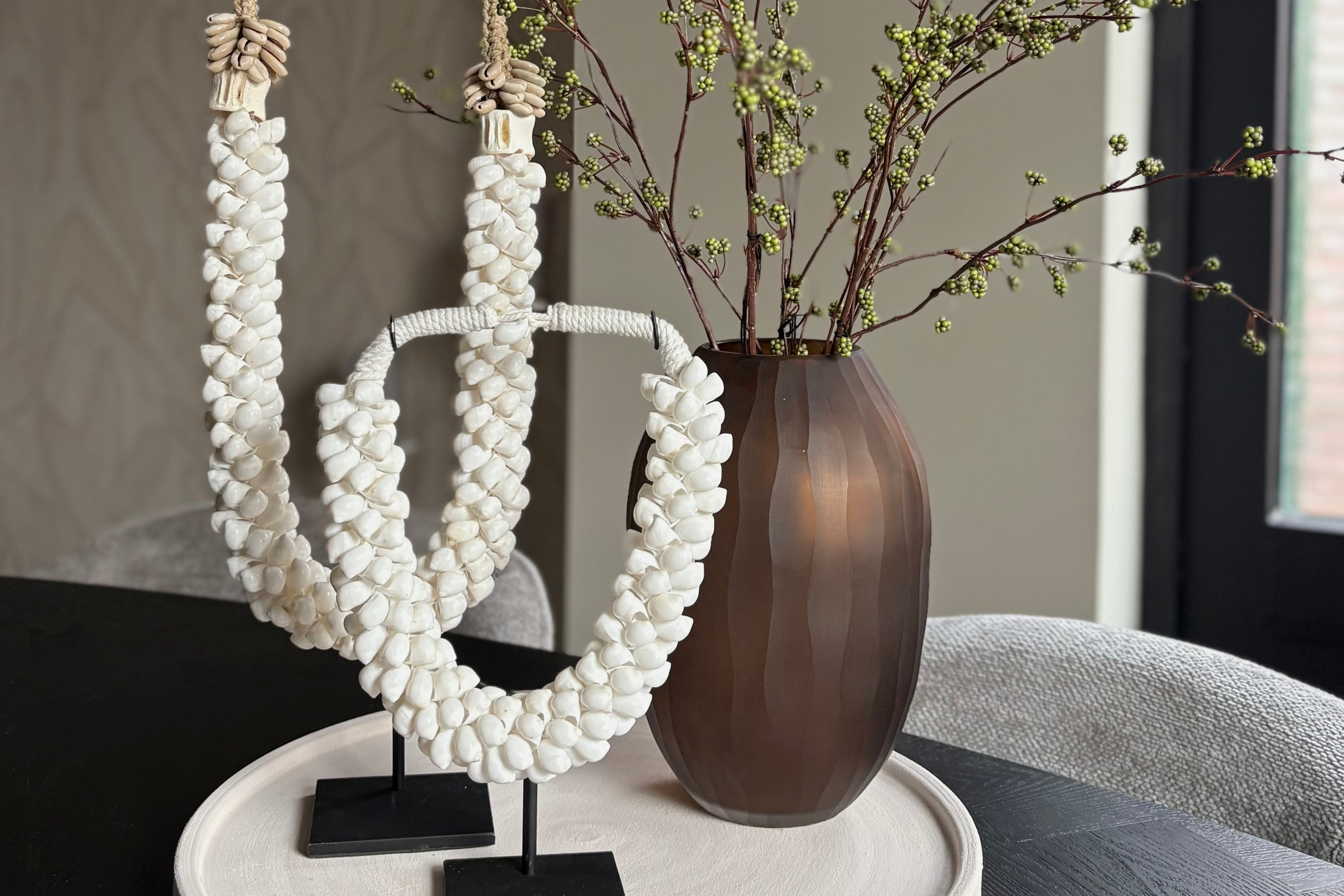 Schelpenkraag op standaard Creme