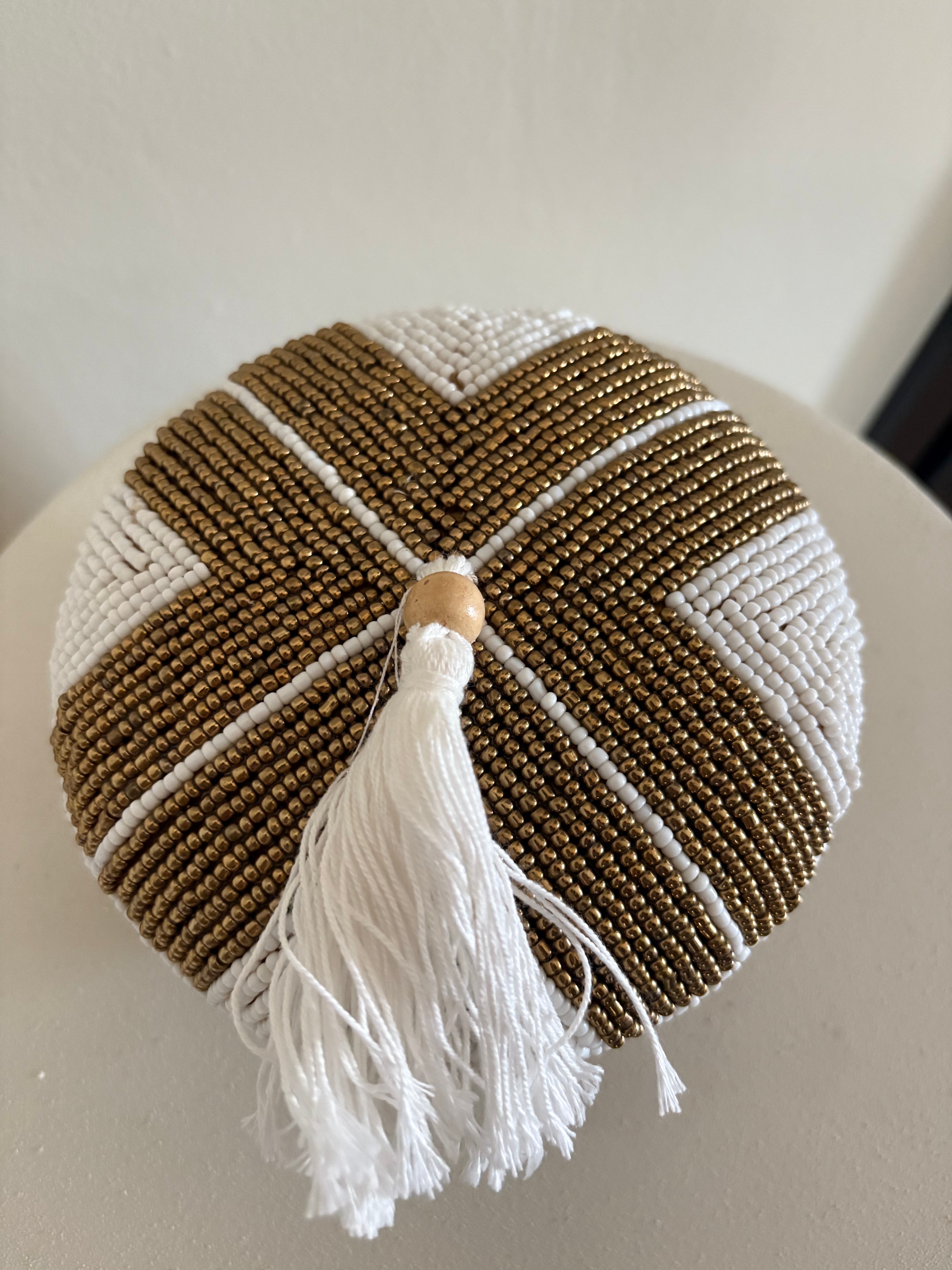 Offermandje Jip | Goud wit met pluim | Handgemaakt