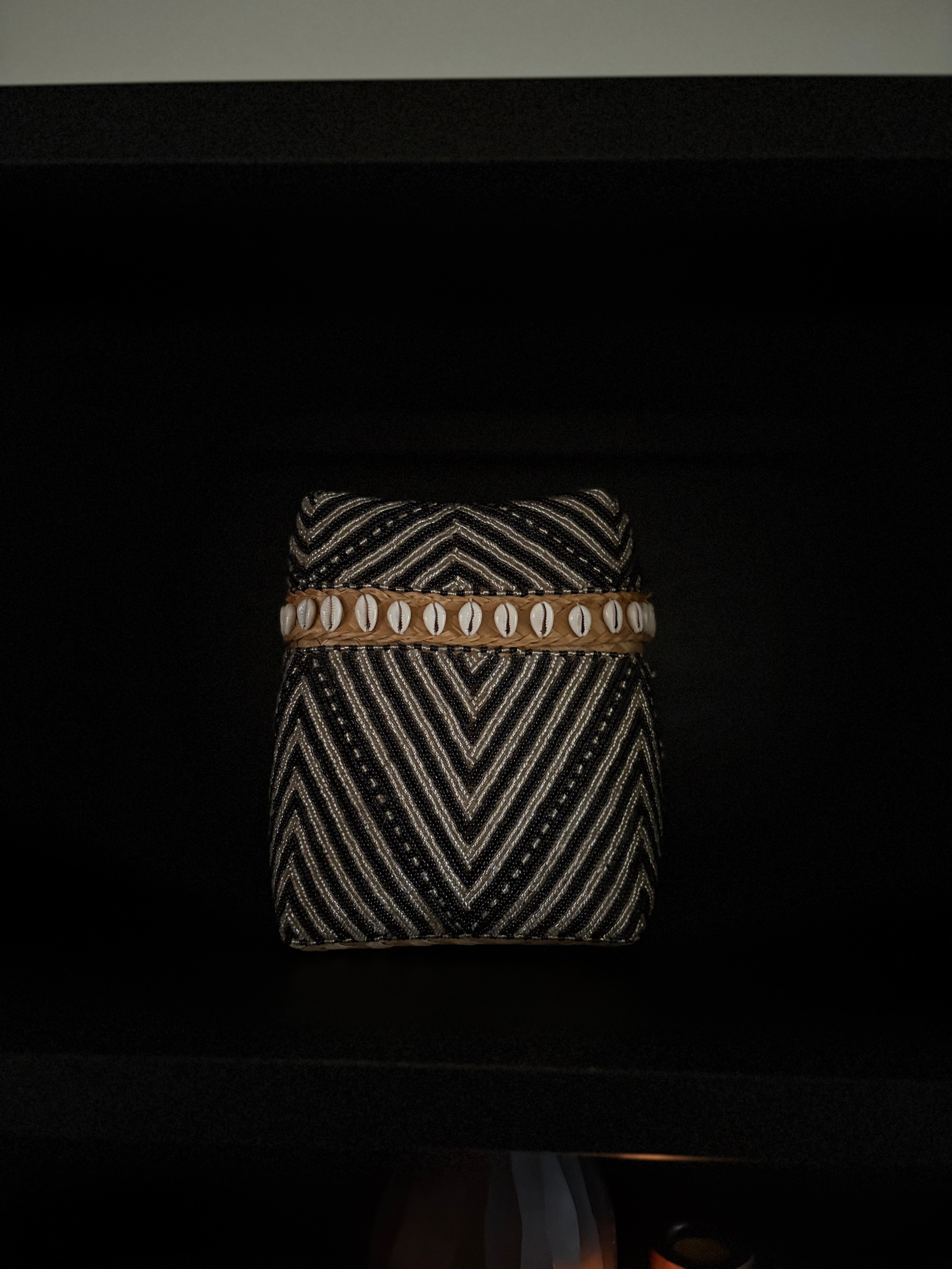 Offermand XL Dewi | Grote offermand | Offermand zwart goud met schelpen | Vakkenkast decoratie | Handgemaakt | Japandi | Boho