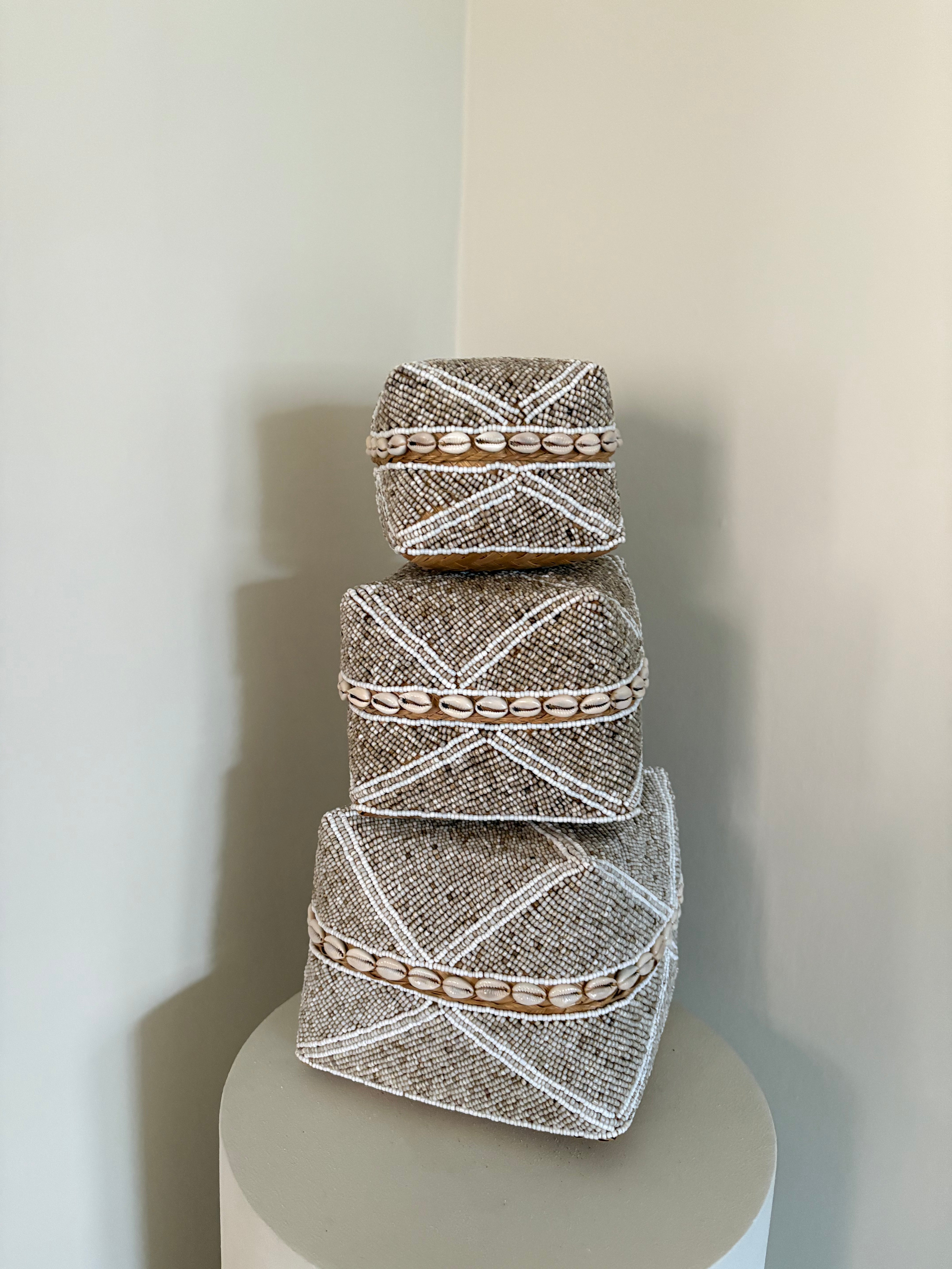 Offermand Suus | Offermand beige/ kauri schelpen | Handgemaakt