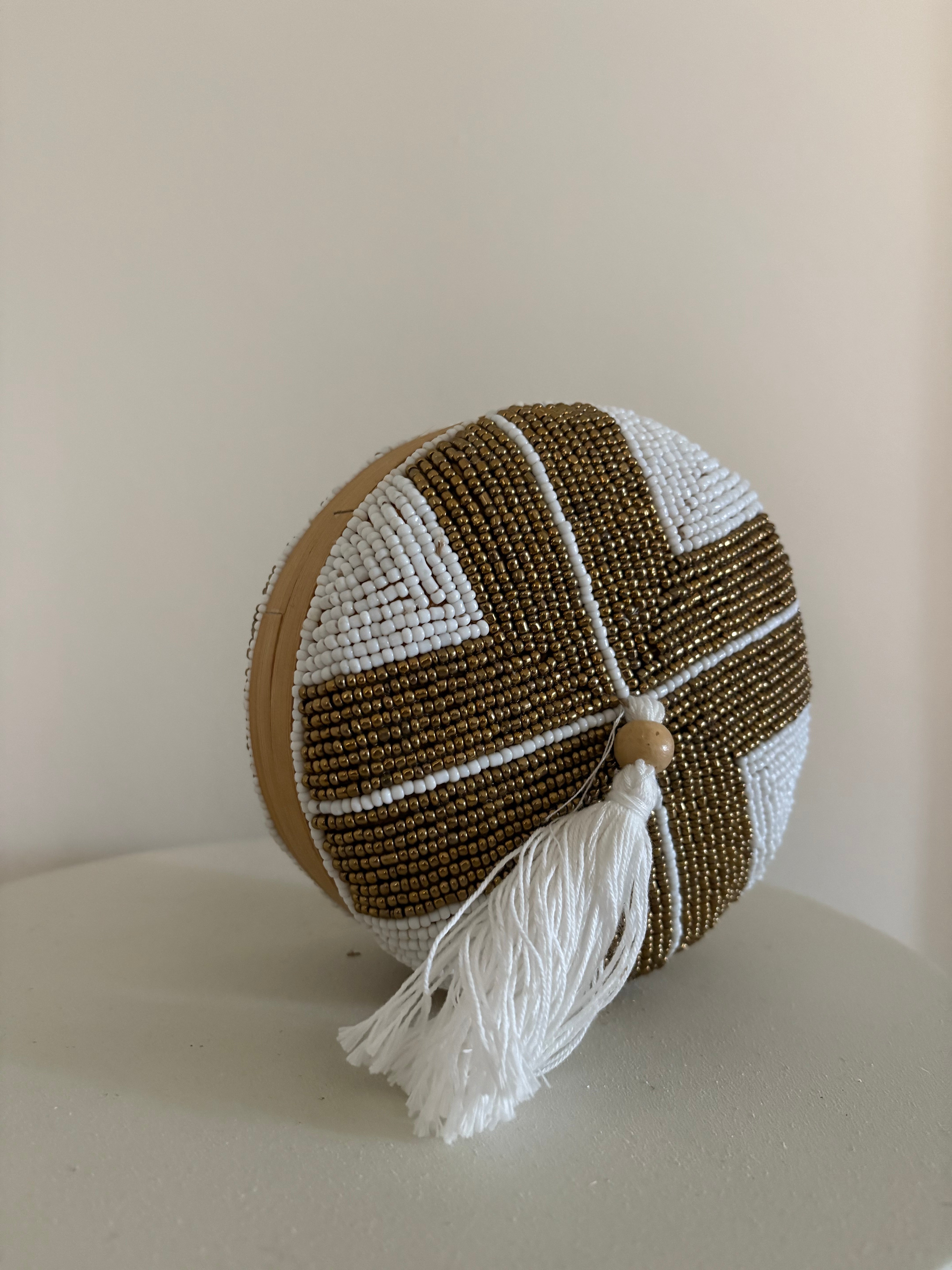 Offermandje Jip | Goud wit met pluim | Handgemaakt