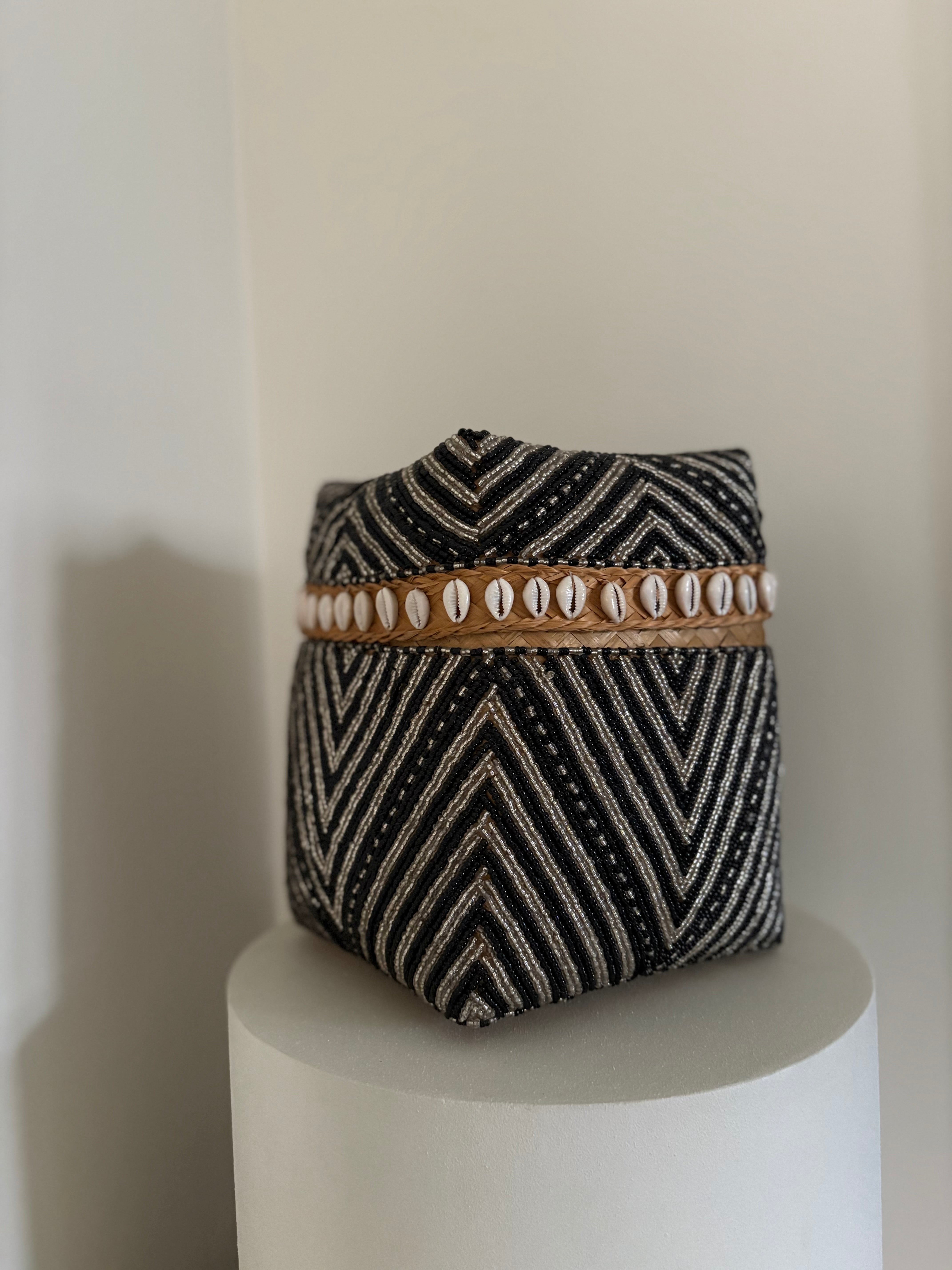 Offermand XL Dewi | Grote offermand | Offermand zwart goud met schelpen | Vakkenkast decoratie | Handgemaakt | Japandi | Boho