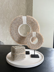 Schelpenketting op standaard XXL | Kauri schelpen | Schelpenornament beige