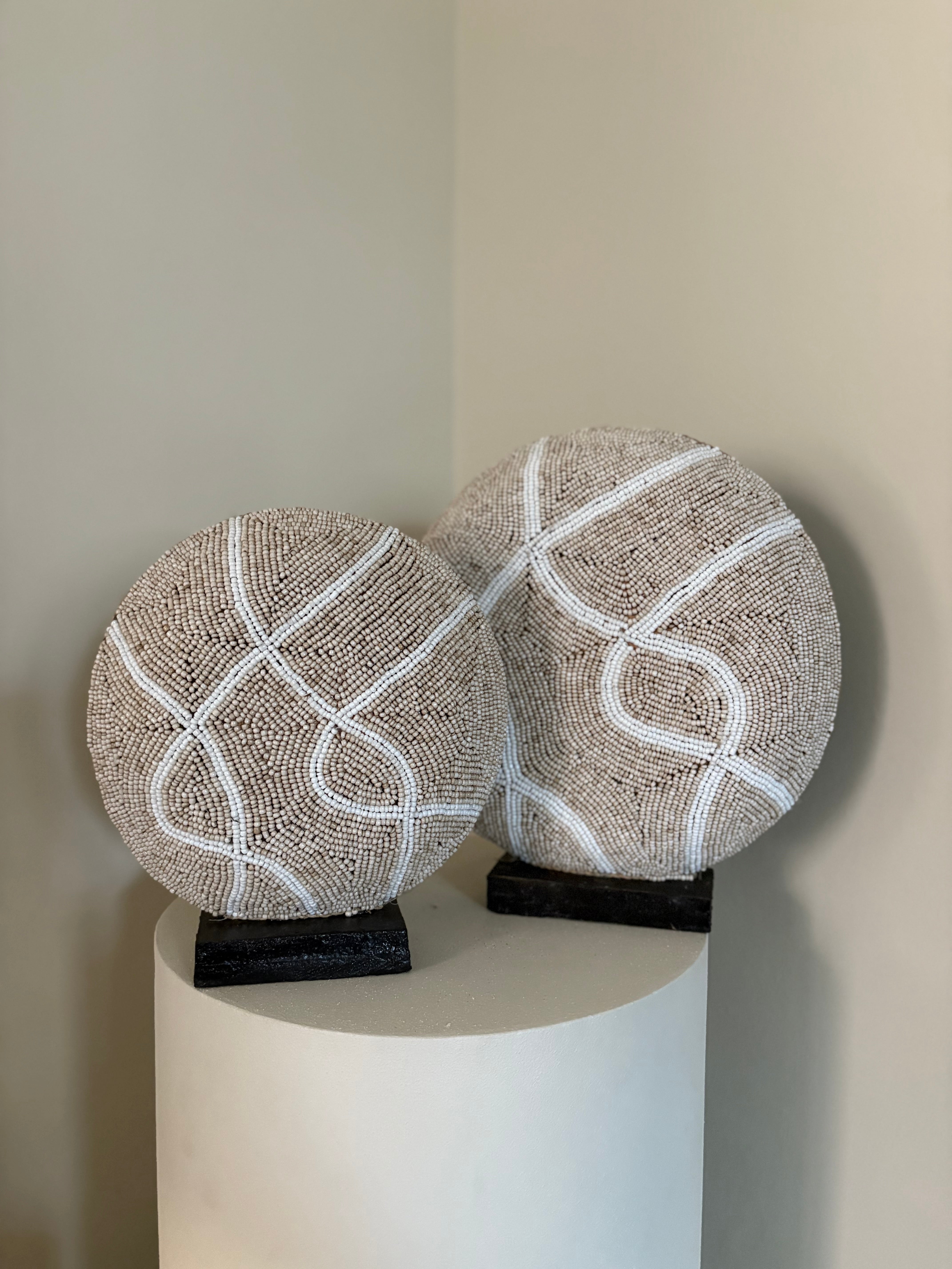 Set van twee ornamenten | Kralenornamenten | Vakkenkast decoratie | Beige creme