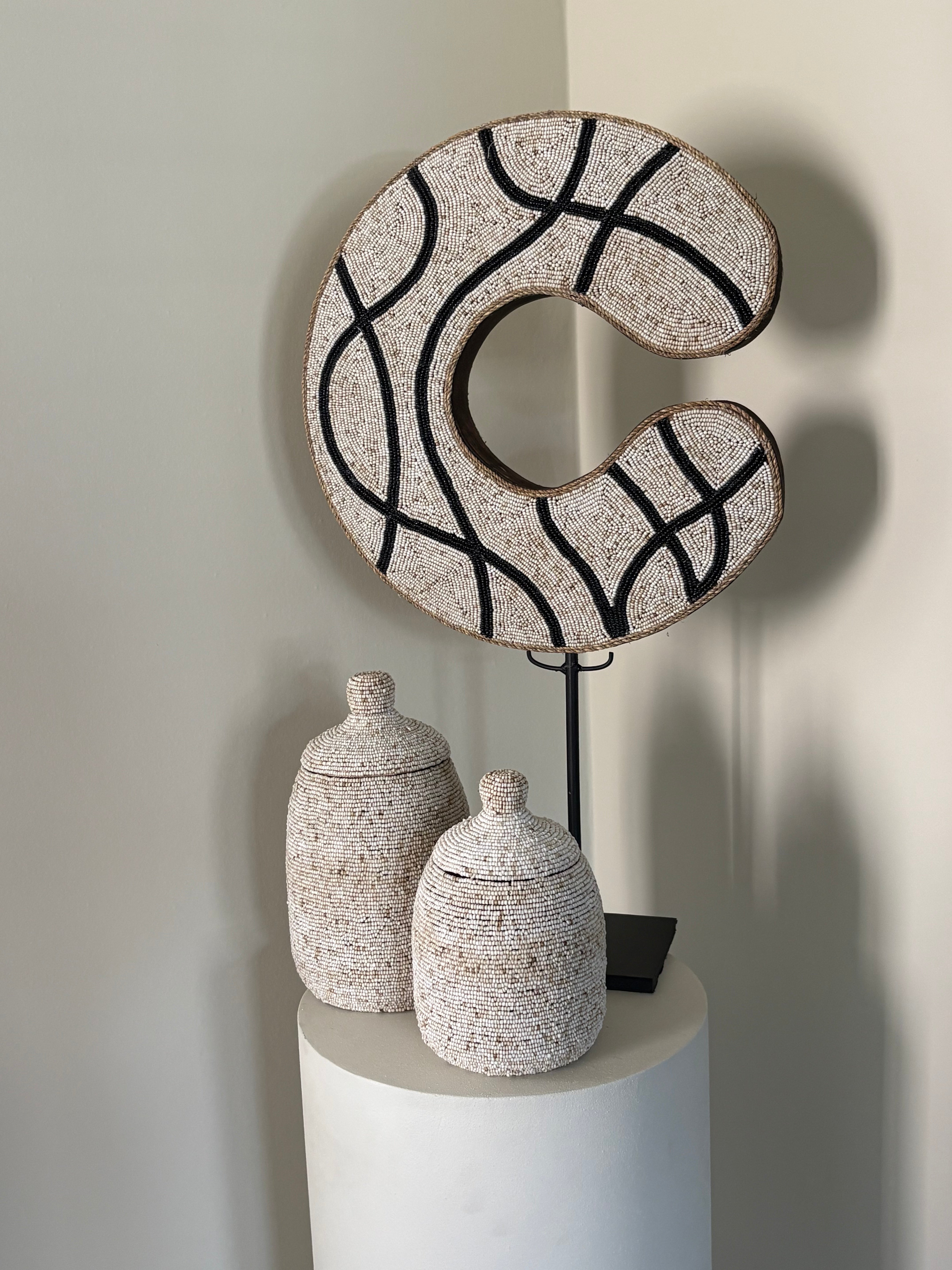 Kralenschild op standaard | Beige zwart | Handgemaakt