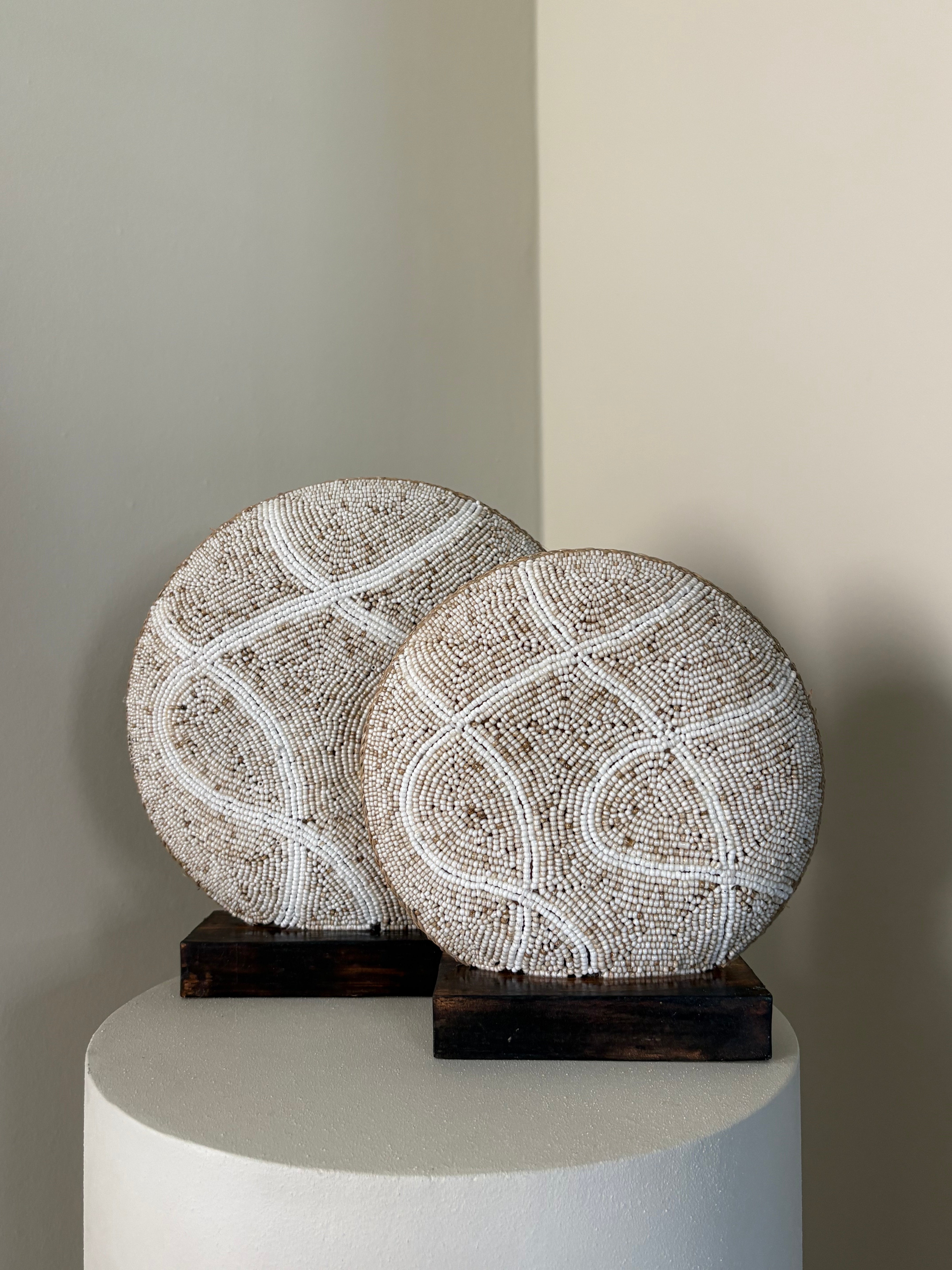 Set van twee ornamenten | Kralenornamenten | Vakkenkast decoratie | Beige creme