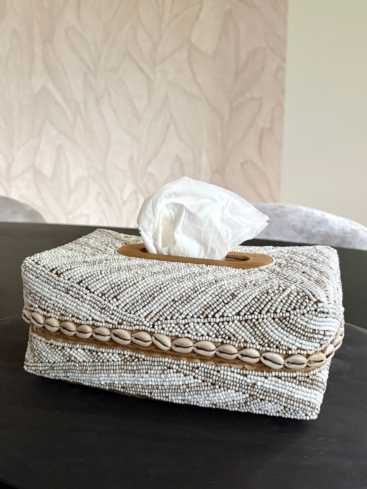 Handgemaakte tissue box van kralen in een beige kleur 