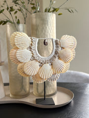 Schelpenketting op standaard beige