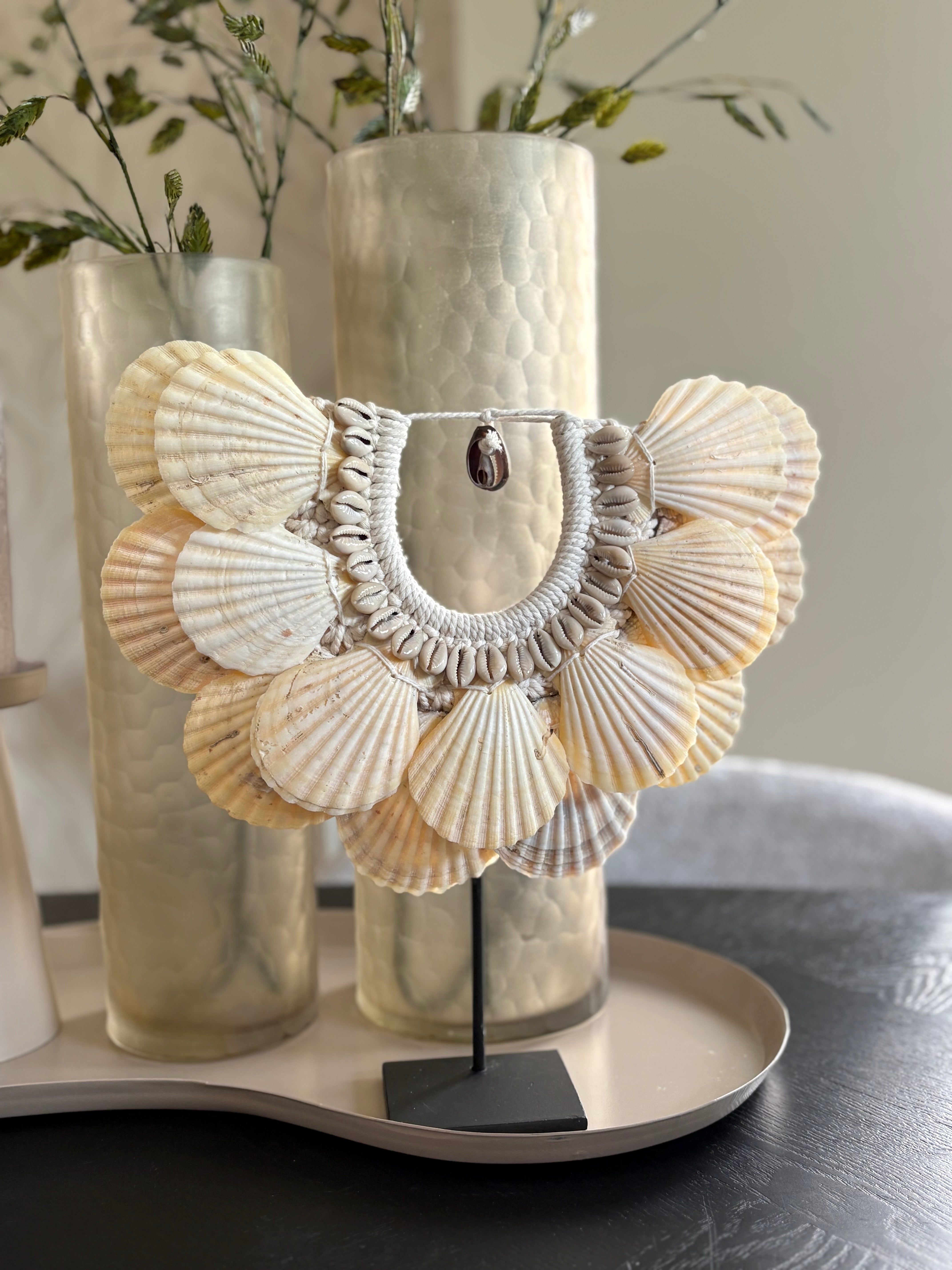 Schelpenketting op standaard beige