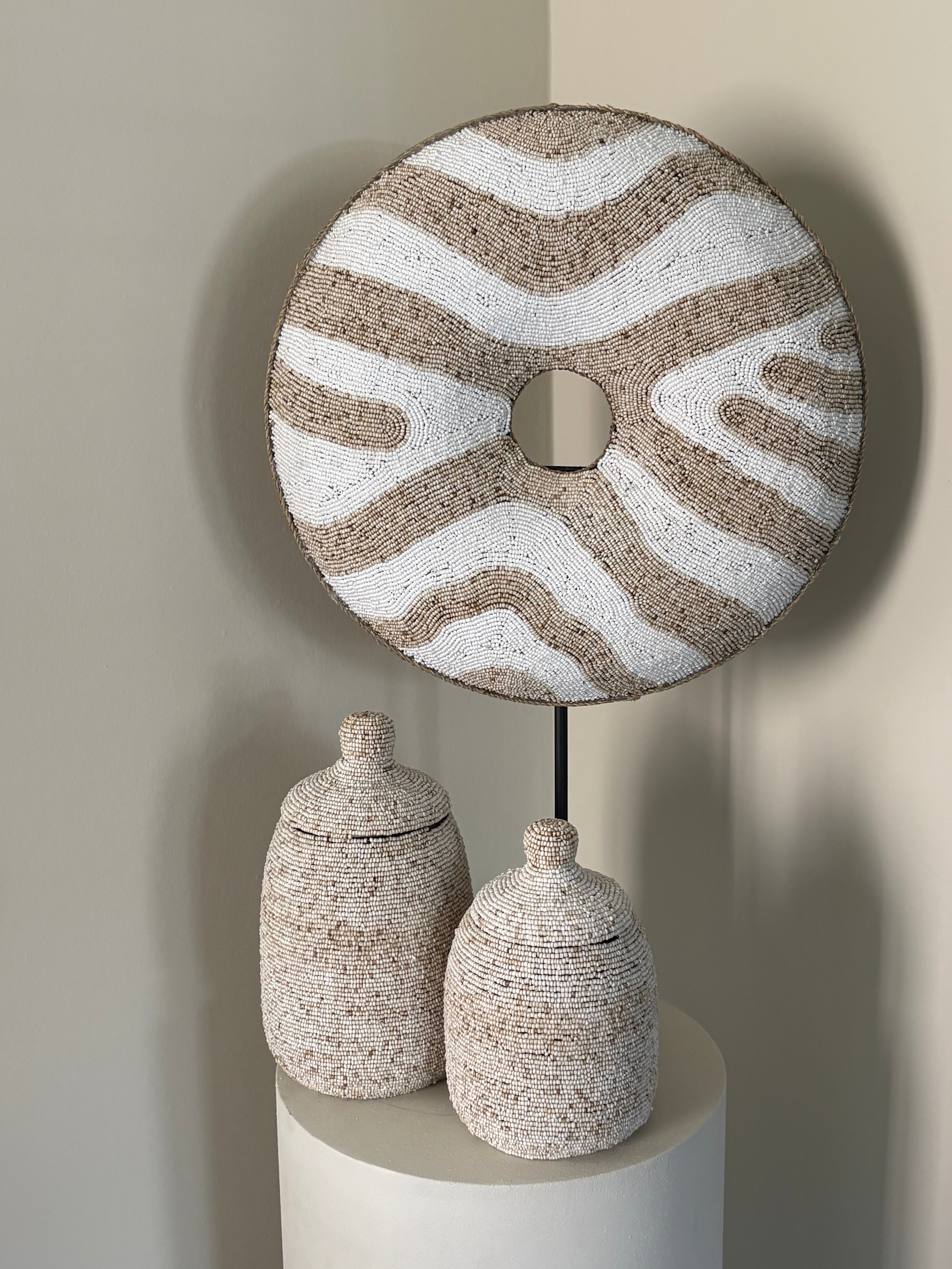 Kralenschild | Beige creme | Kralendecoratie op standaard | Japandi