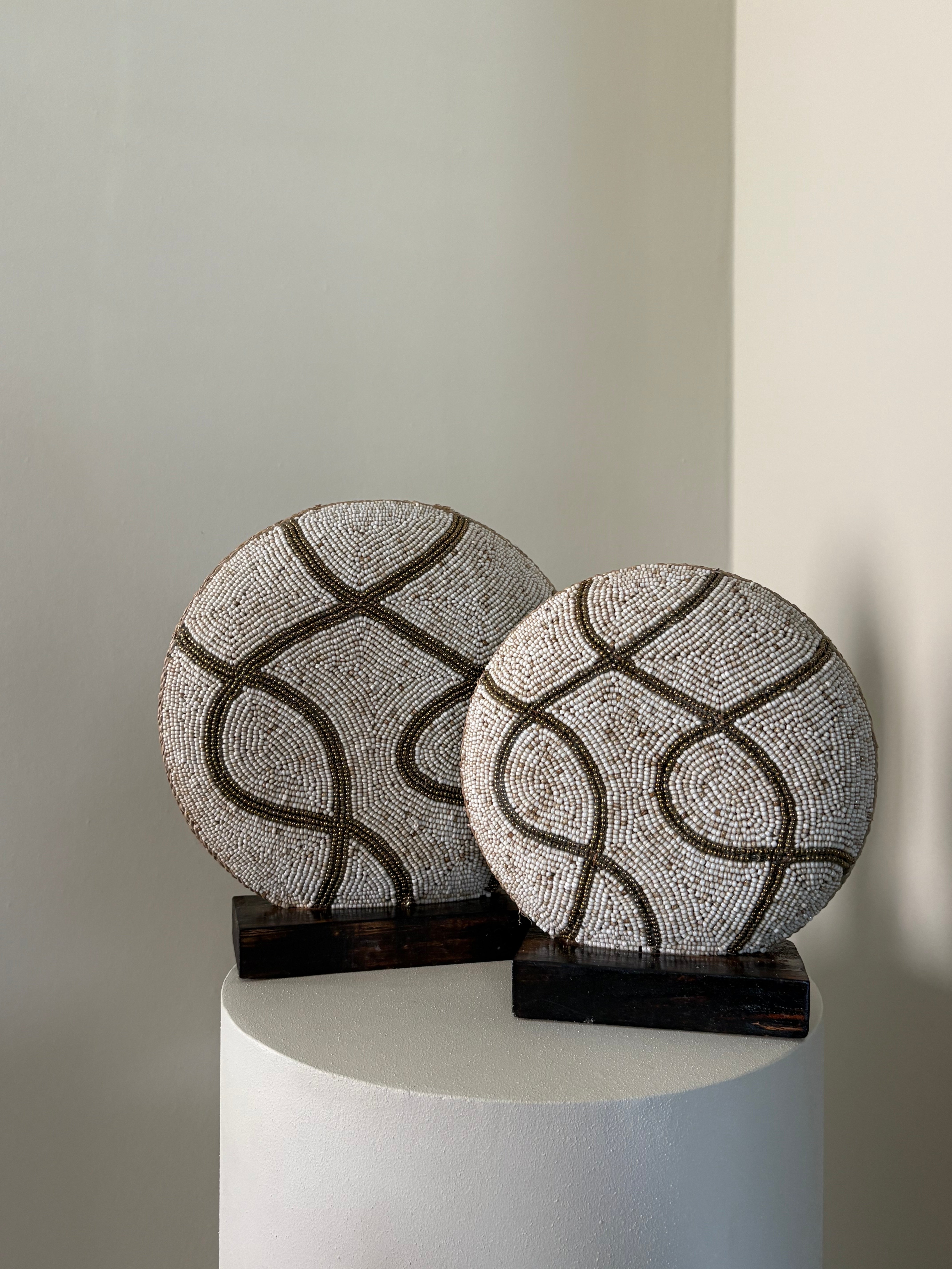 Kralenornamenten | Set van twee | Vakkenkastdecoratie | Beige goud