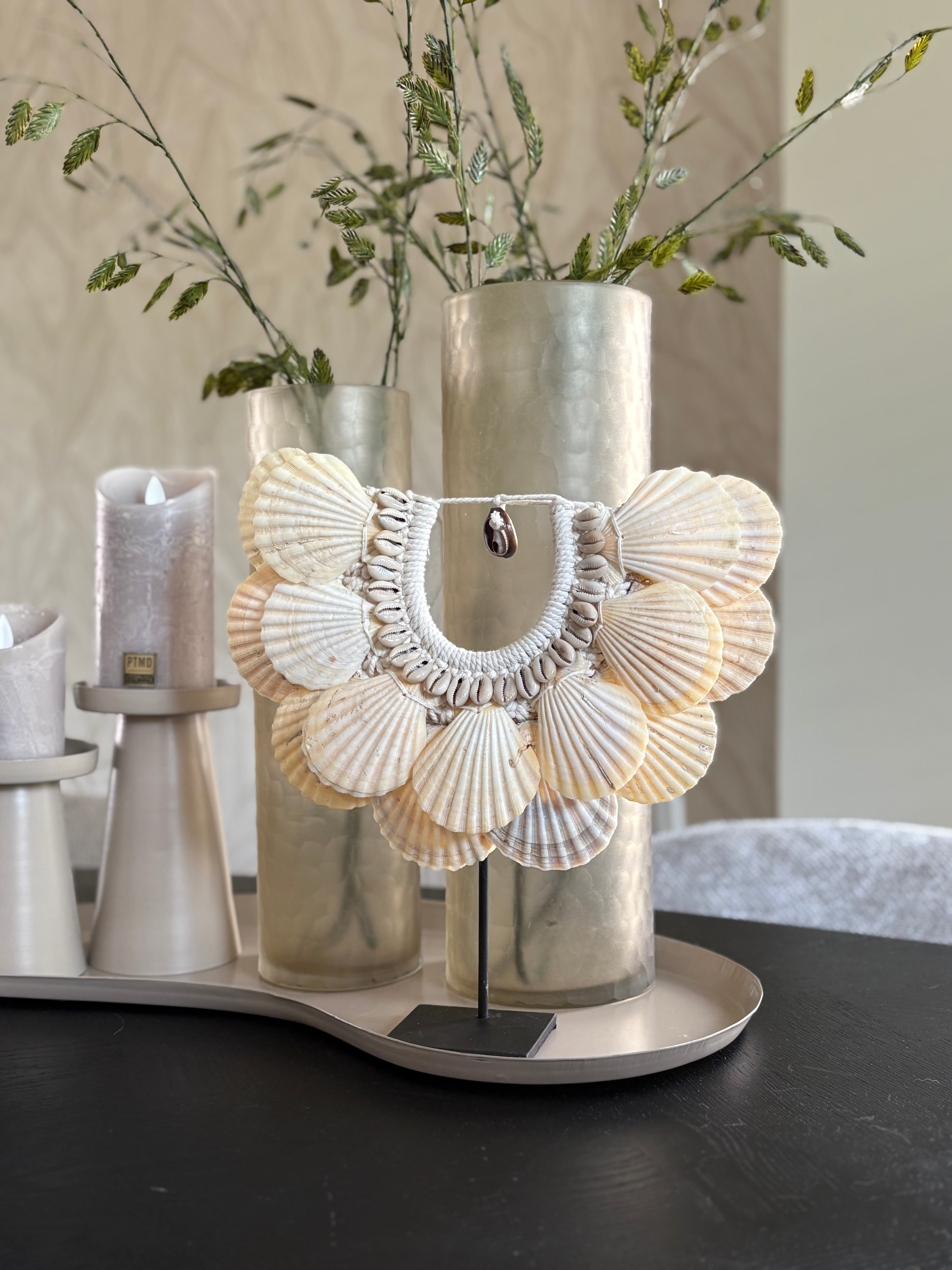 Schelpenketting op standaard beige