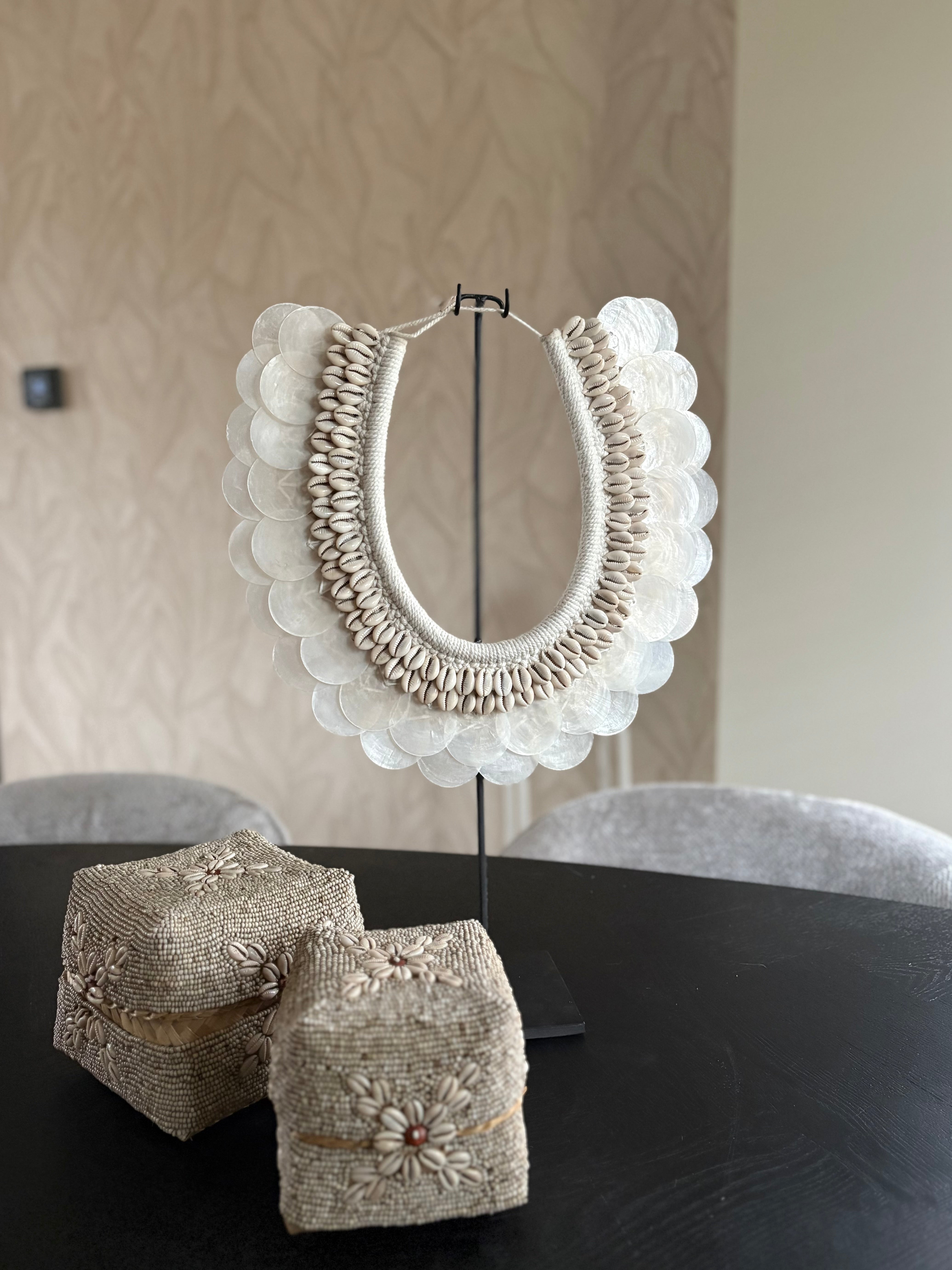 Schelpenornament op standaard Capiz| Schelpenkraag op standaard | Schelpendecoratie | Boho