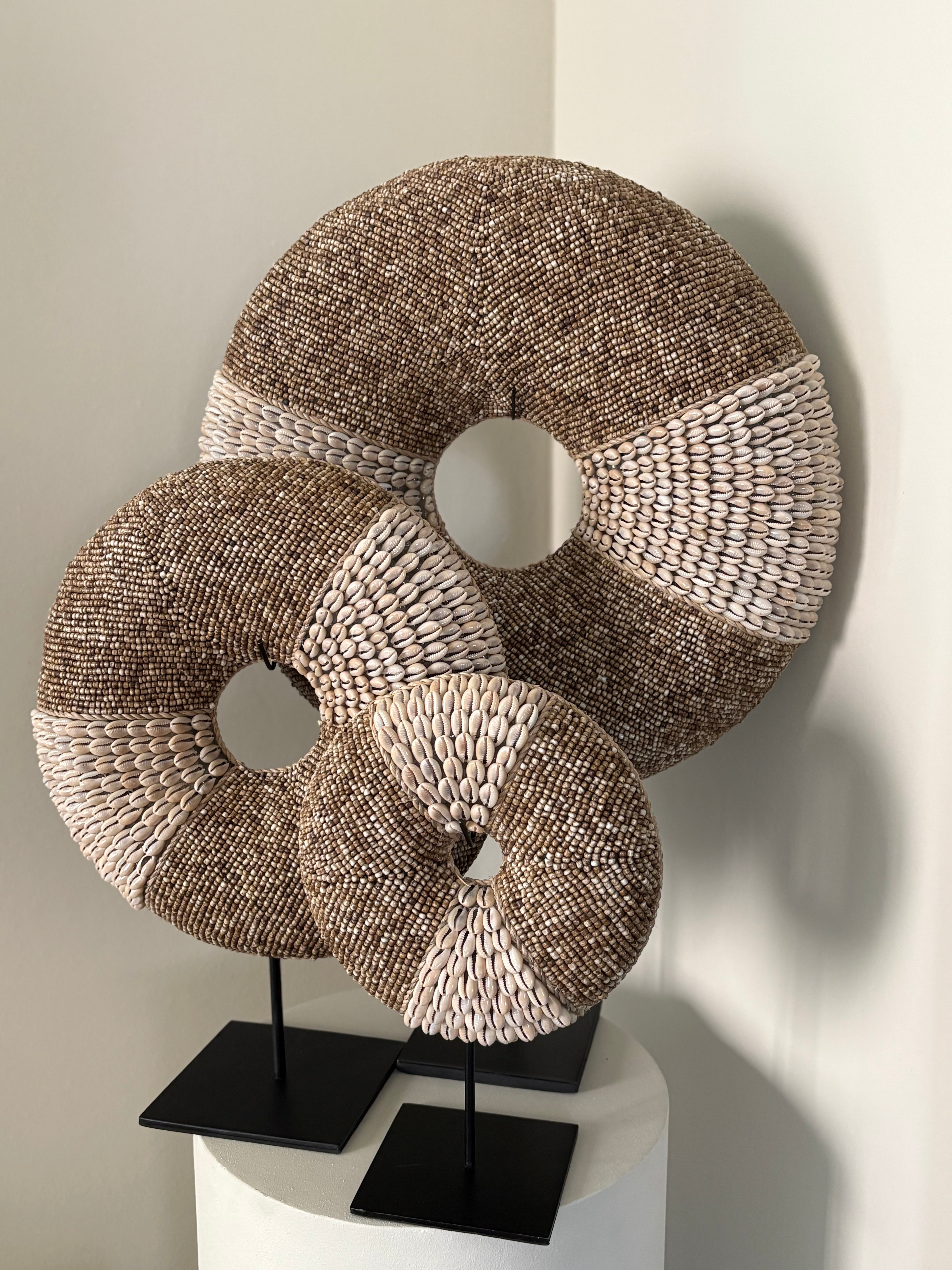 Schelpenornament Tayu op standaard | Handgemaakt