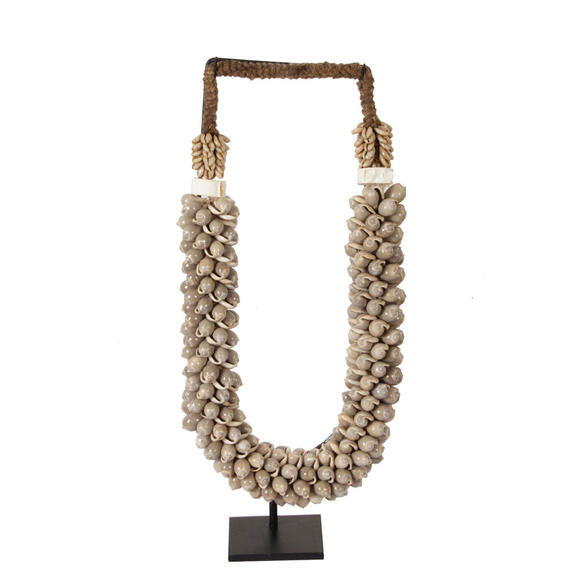Schelpenketting op standaard taupe
