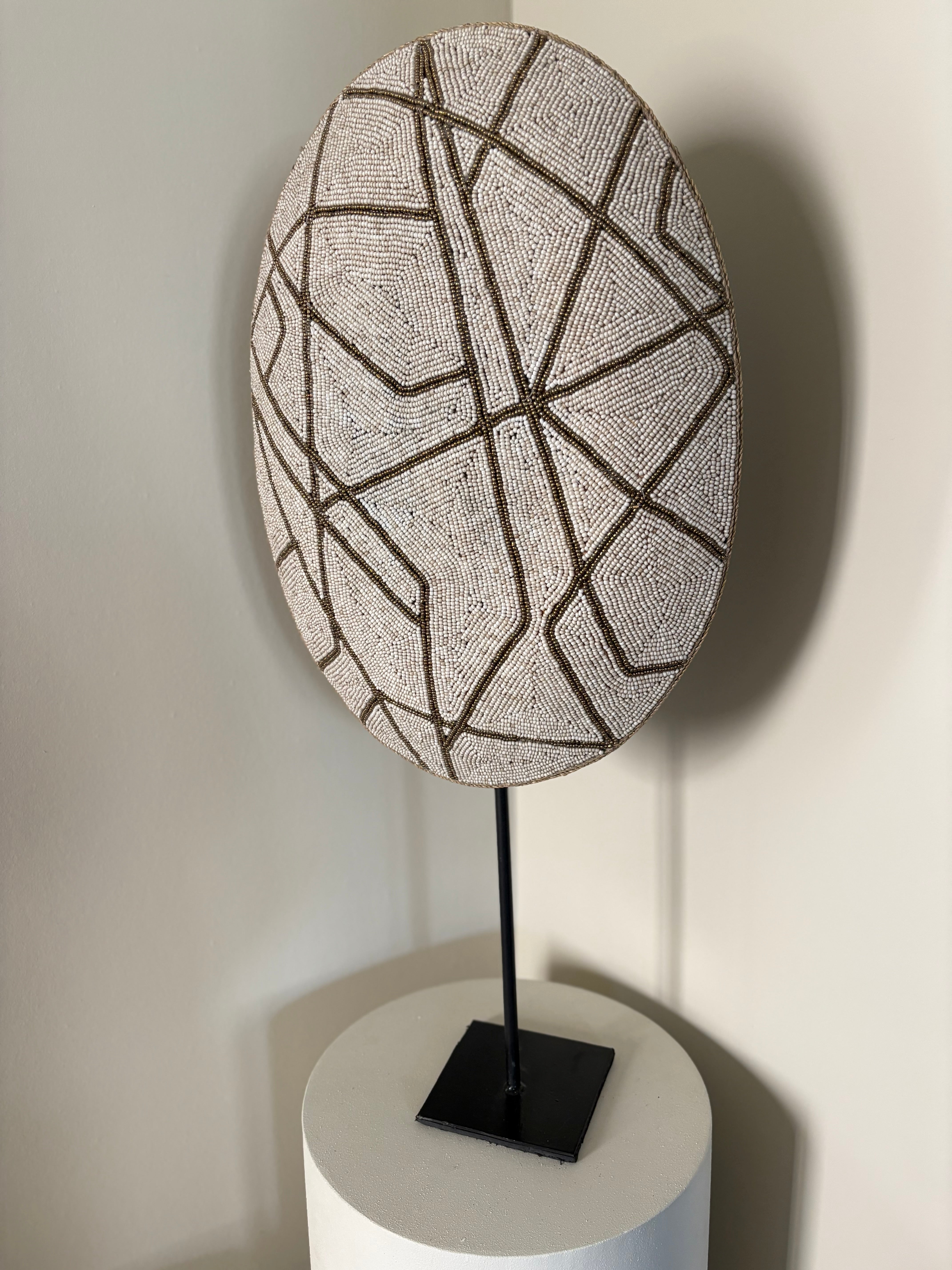 Kralenschild | Vensterbank decoratie | Kralenornament | Handgemaakt | Beige goud