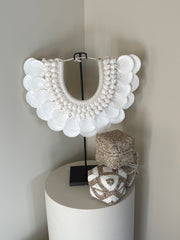 Schelpenkraag op standaard | Schelpenornament op standaard | Schelpenornament Liva