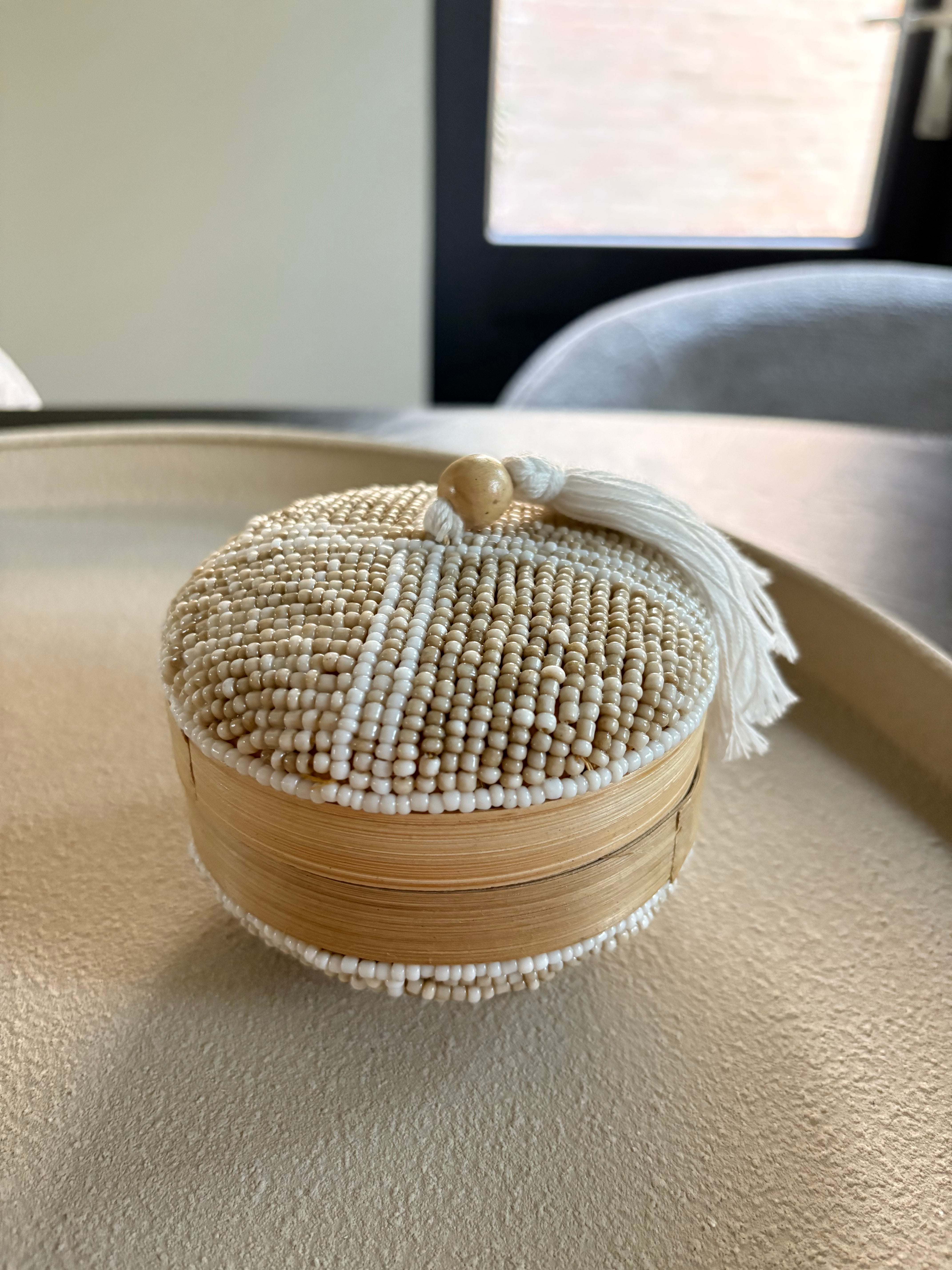 Offermandje Julia | Beige creme met pluim | Handgemaakt