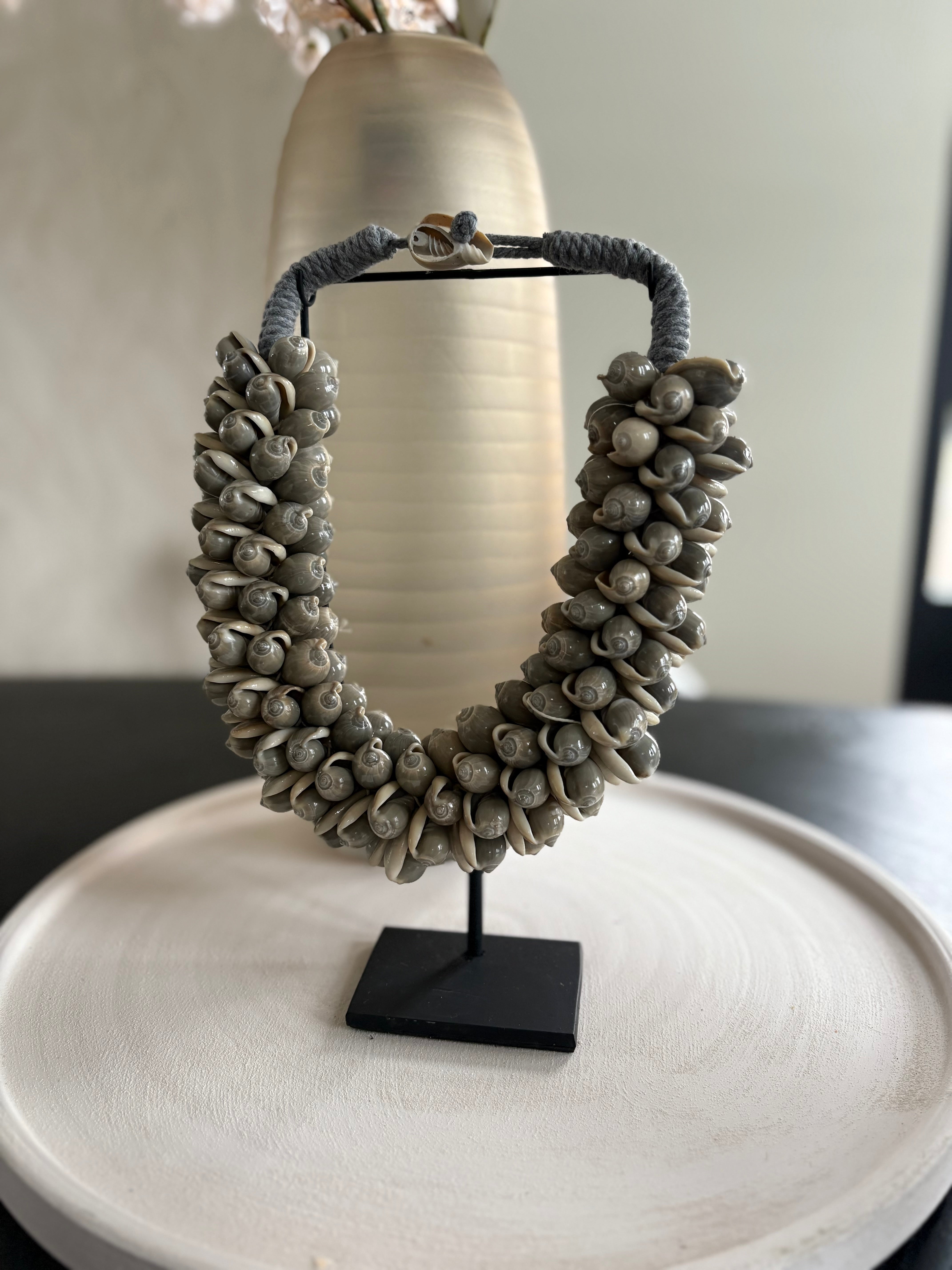 Schelpenketting op standaard taupe