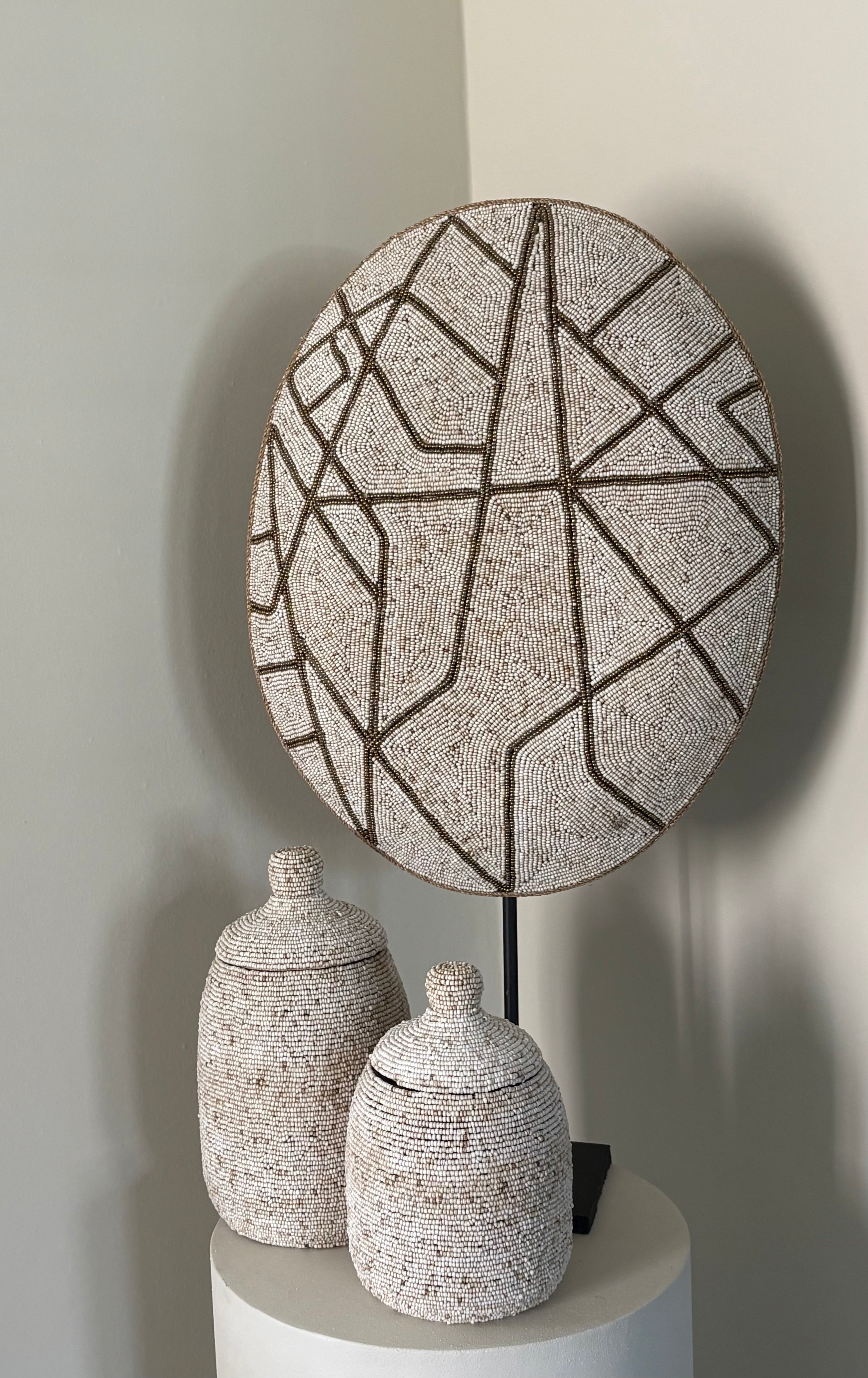 Kralenschild | Vensterbank decoratie | Kralenornament | Handgemaakt | Beige goud